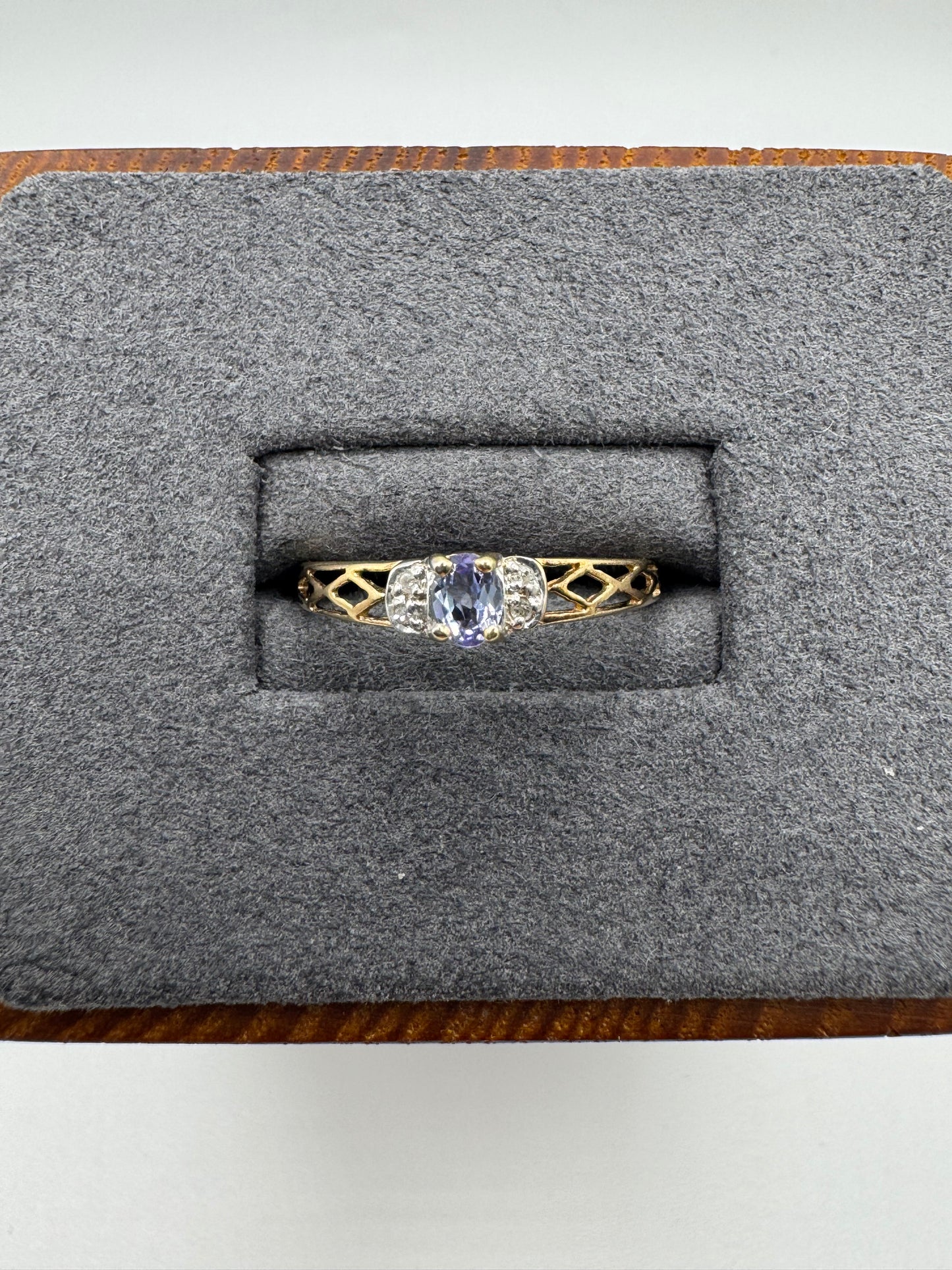 9ct gold tanzanite and diamond ring