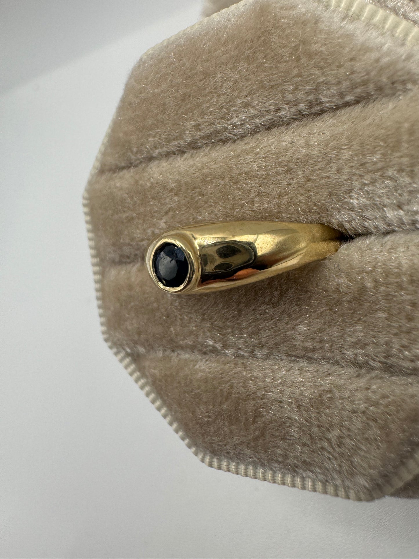 9ct gold sapphire gypsy ring