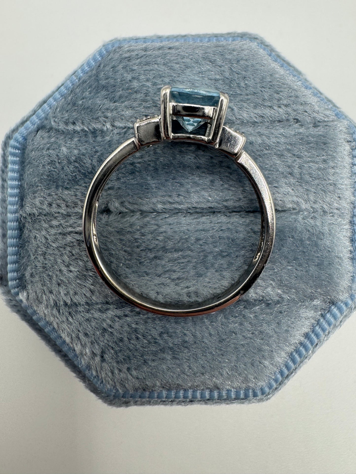 9ct white gold aquamarine and diamond ring