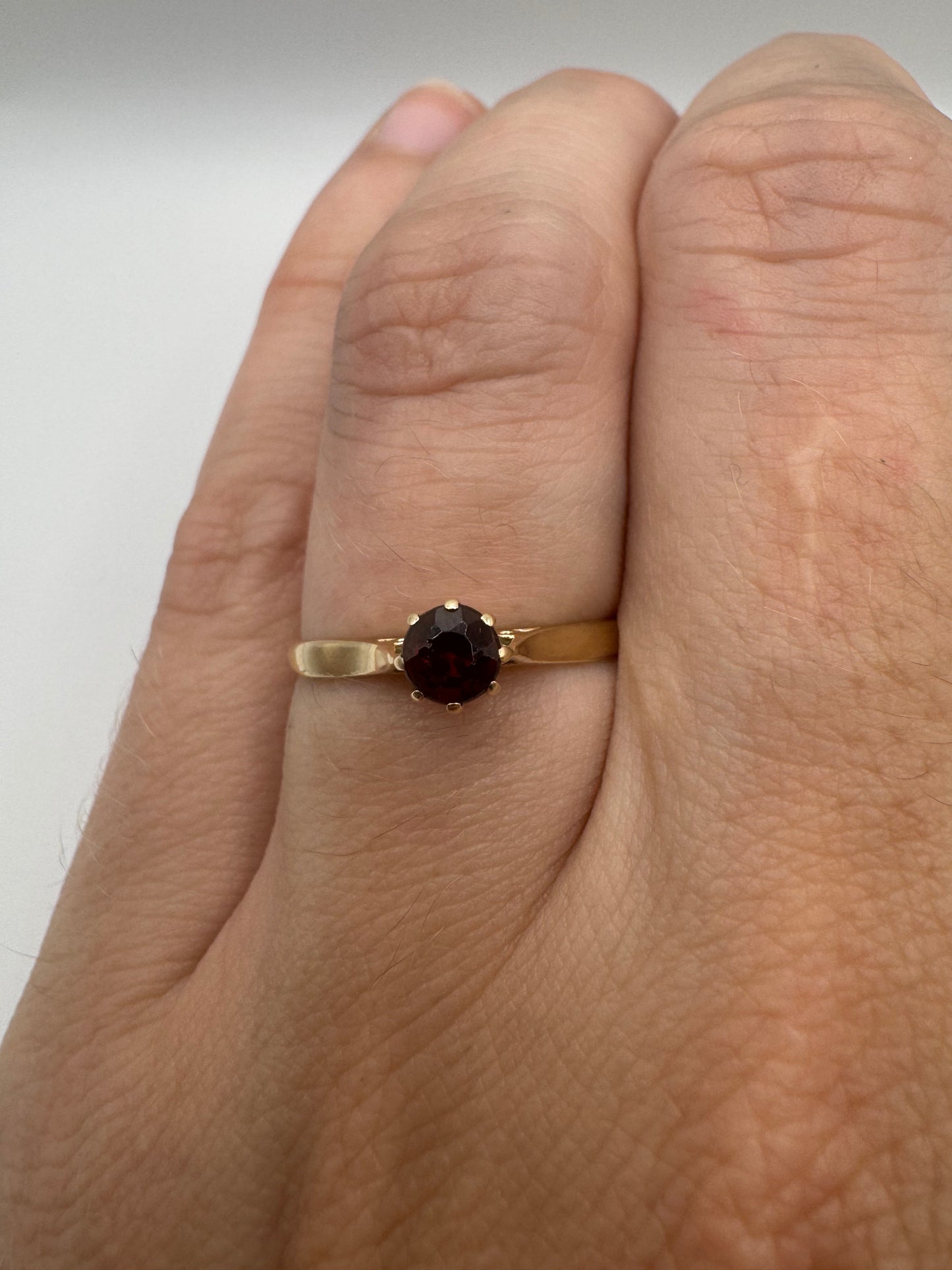 9ct gold garnet ring