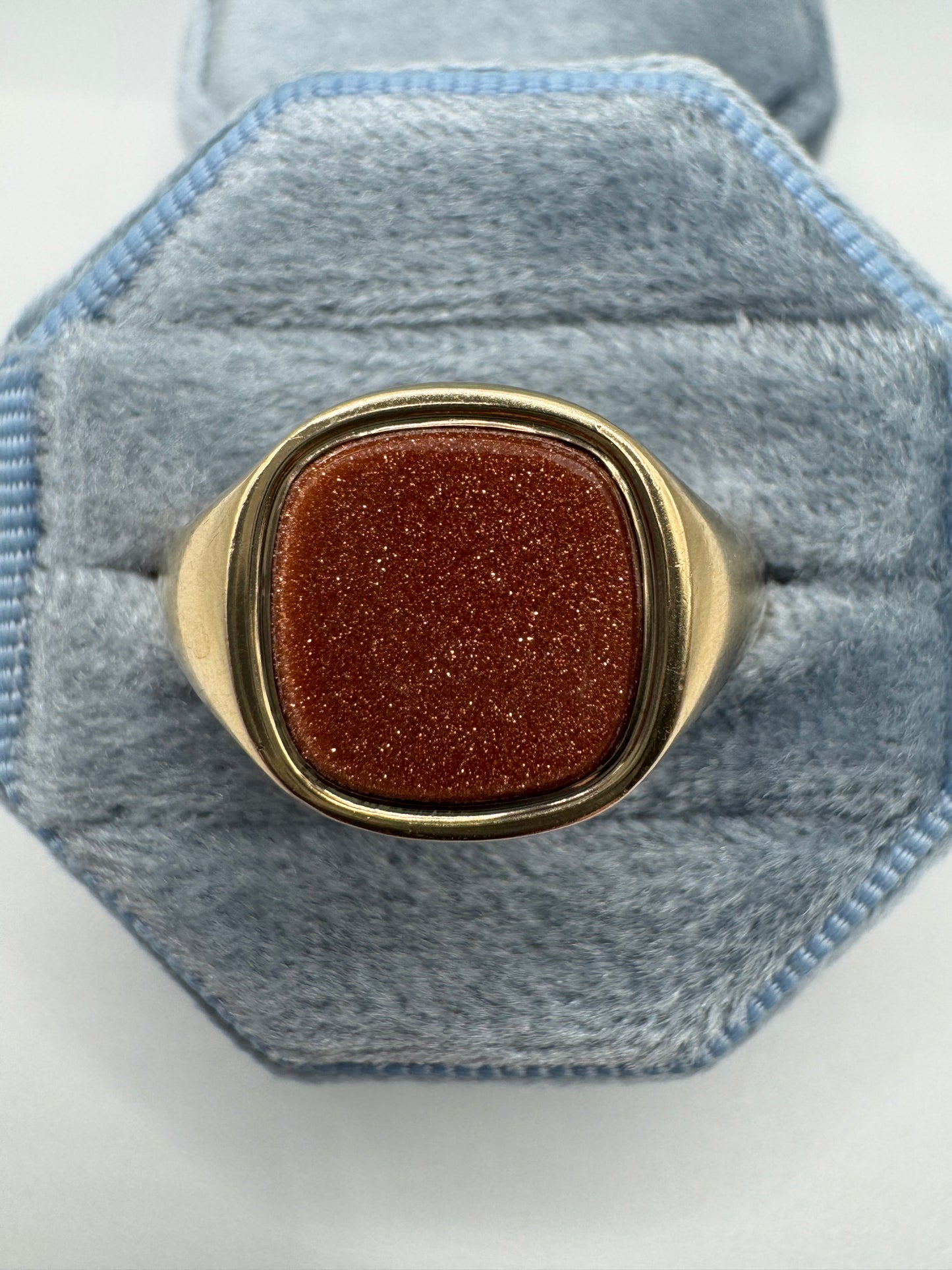 Heavy 9ct gold sandstone signet ring