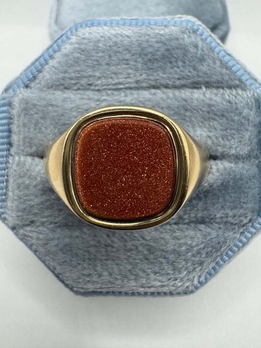 Heavy 9ct gold sandstone signet ring