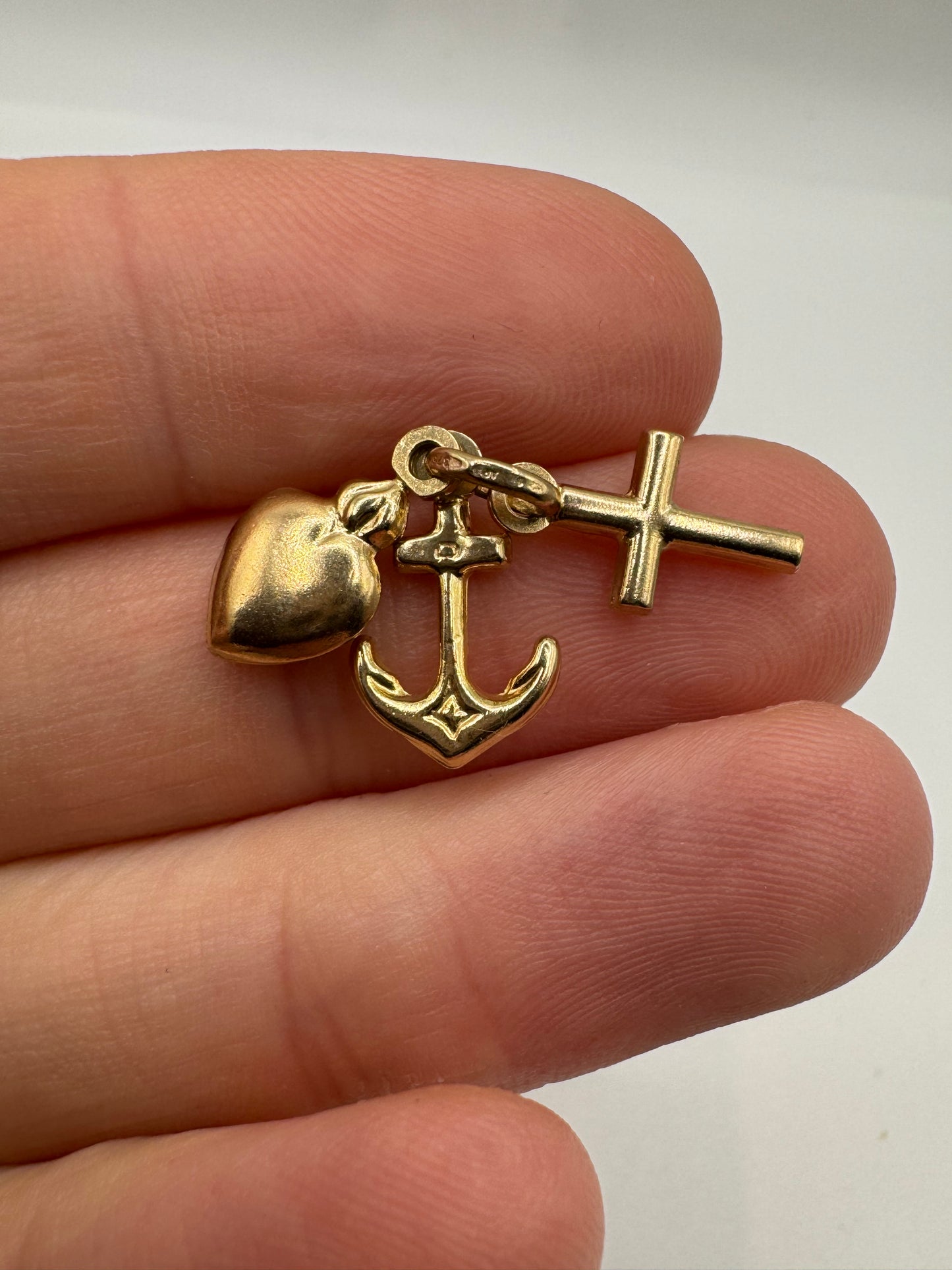 9ct gold hope, faith and charity charm