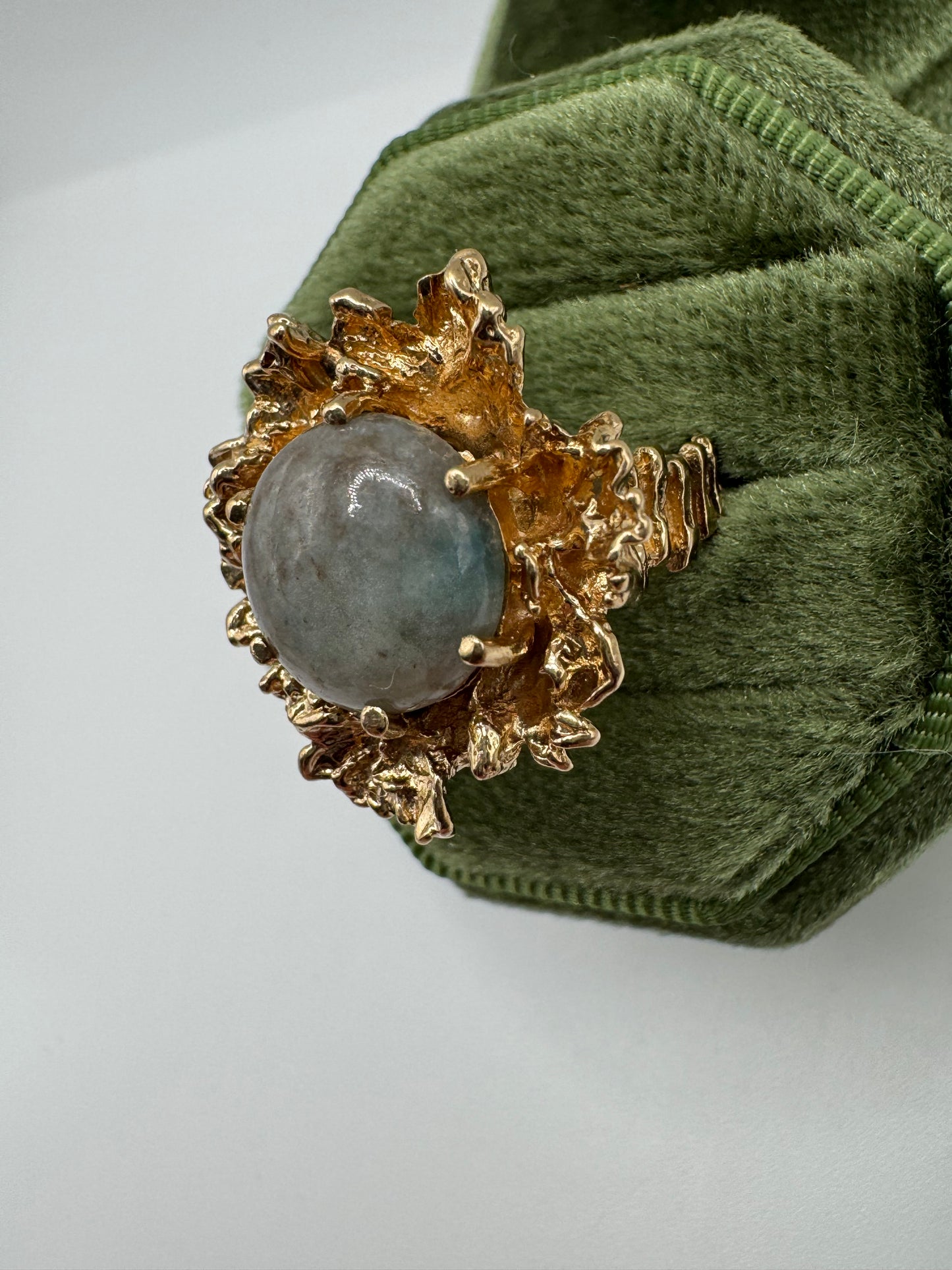 Heavy 9ct gold agate cocktail ring
