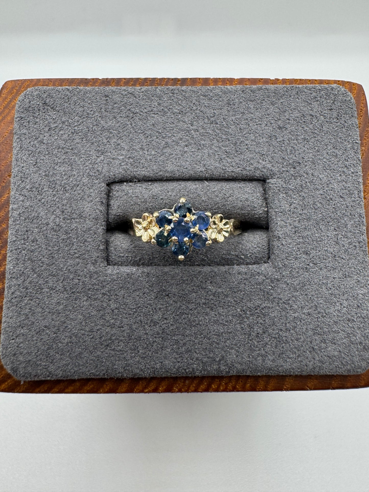 9ct gold sapphire cluster ring