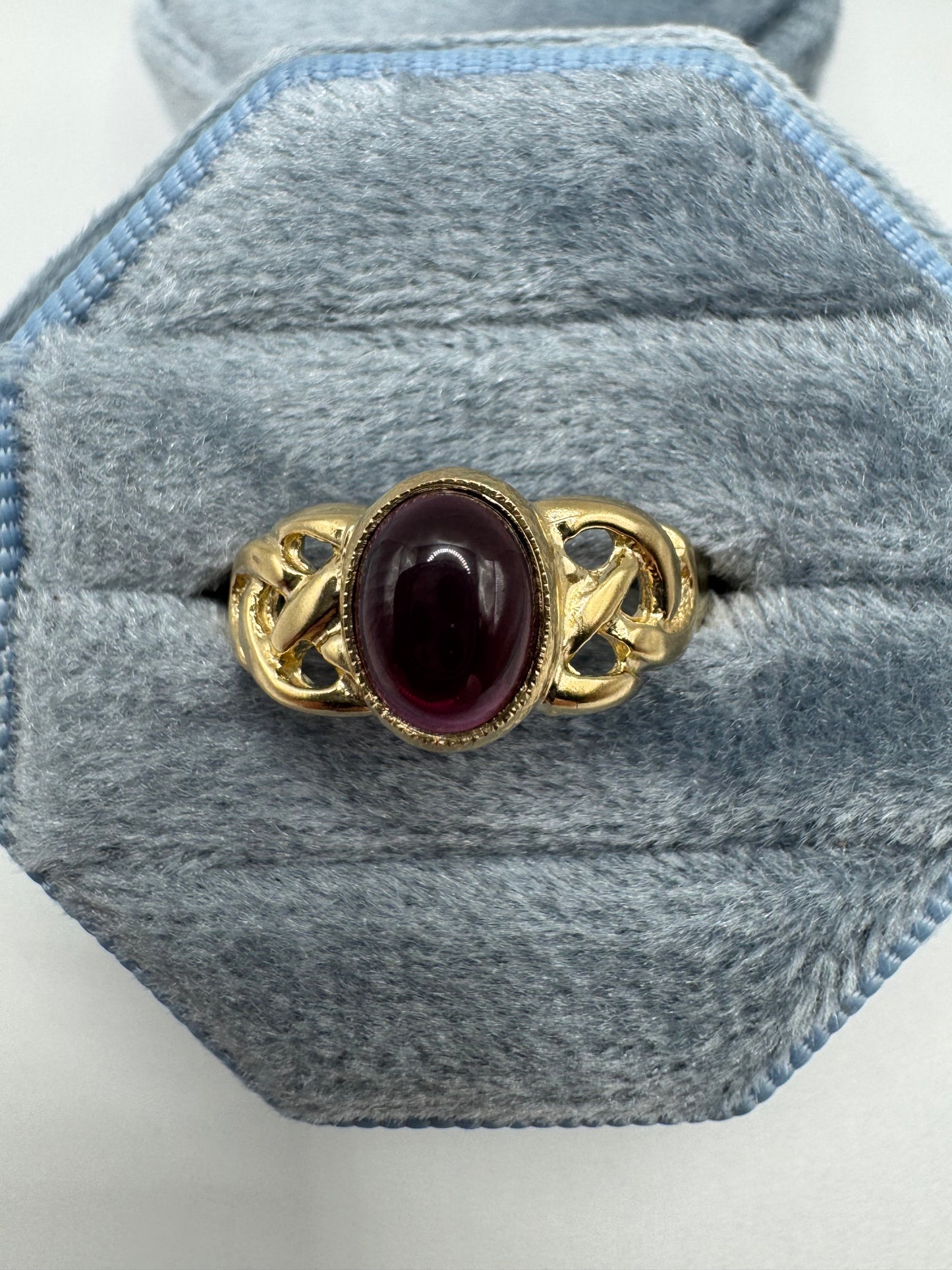 9ct gold cabochon garnet ring
