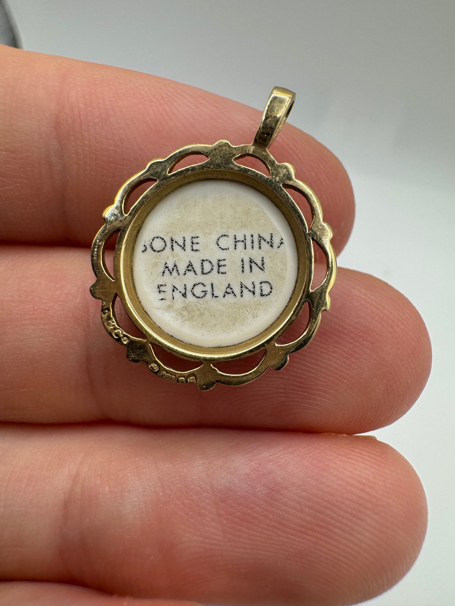 9ct gold enamel flower pendant