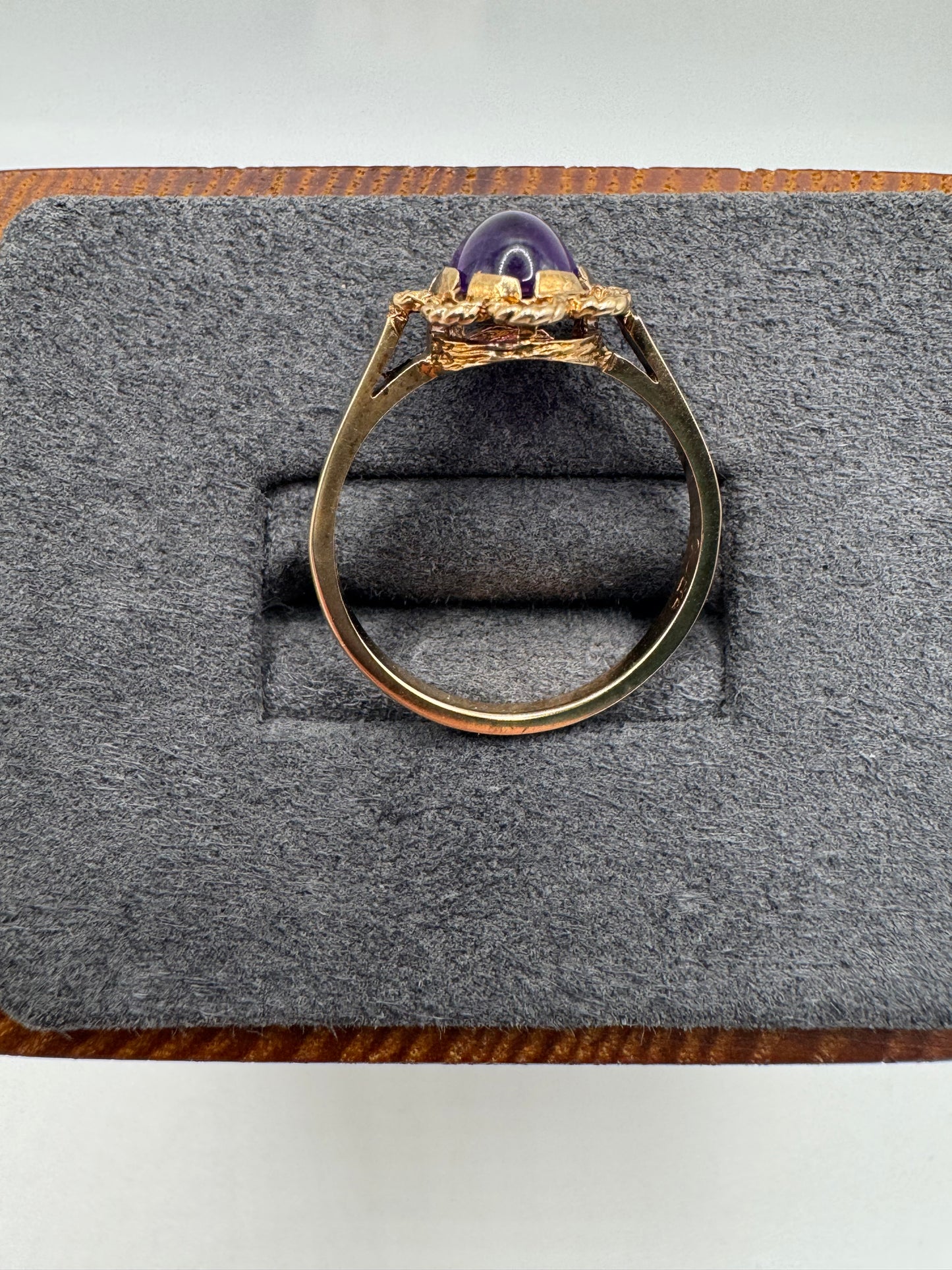 9ct gold cabochon amethyst ring