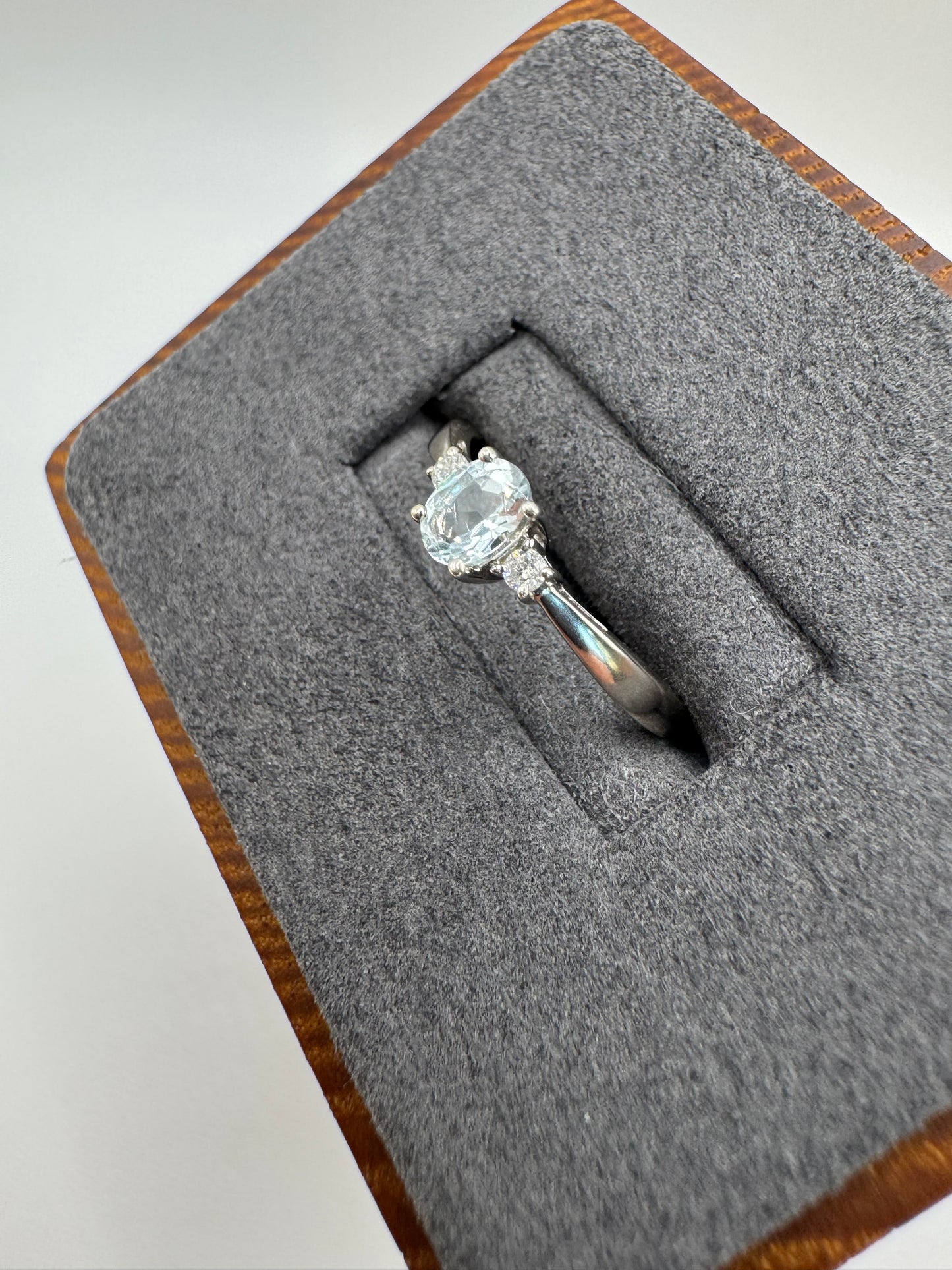 9ct white gold aquamarine and diamond ring