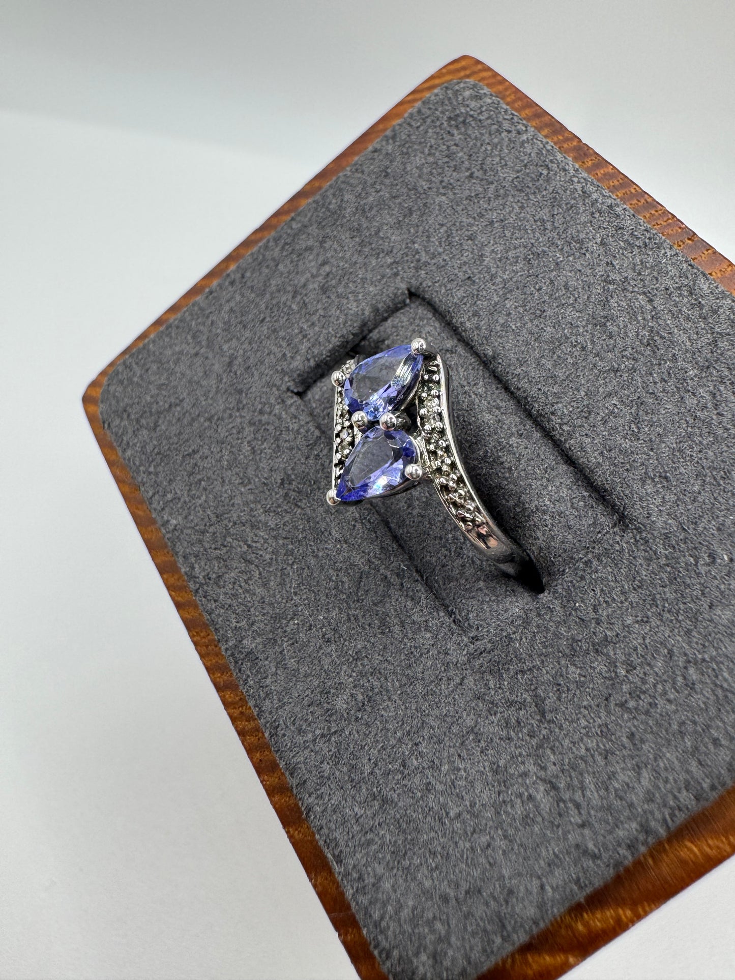 9ct white gold tanzanite and diamond ring
