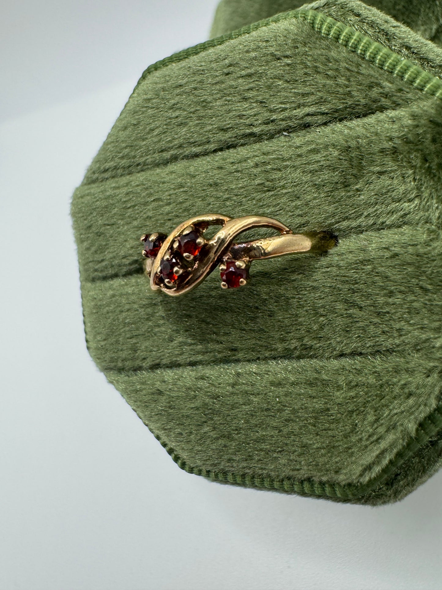 9ct gold garnet ring