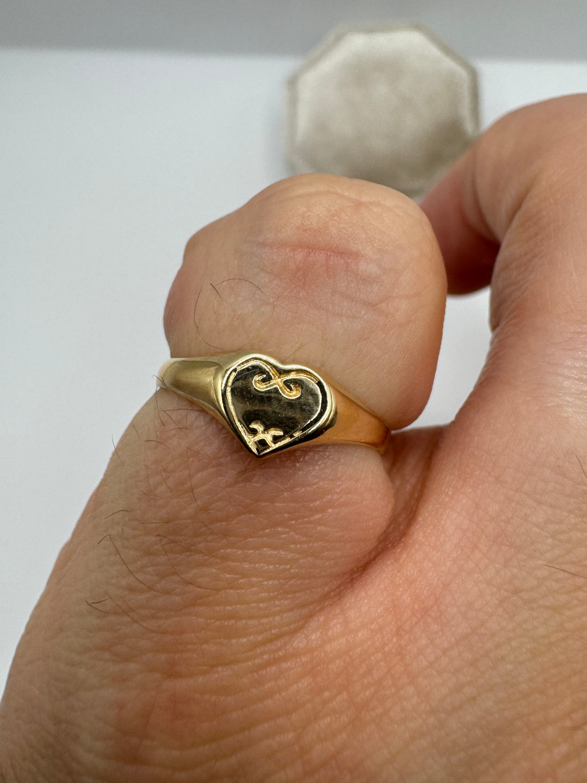 9ct gold heart signet ring
