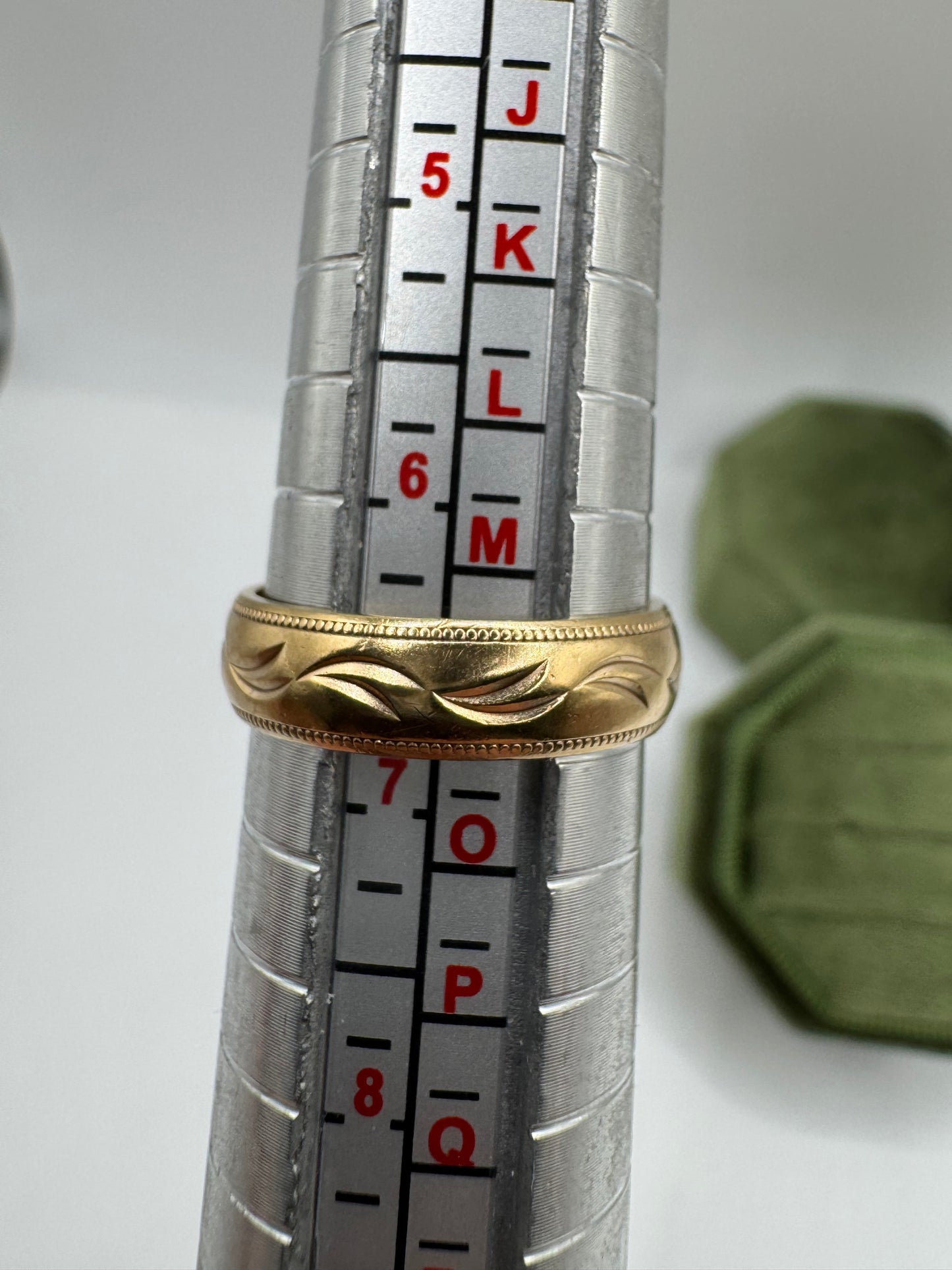 9ct gold patterned band