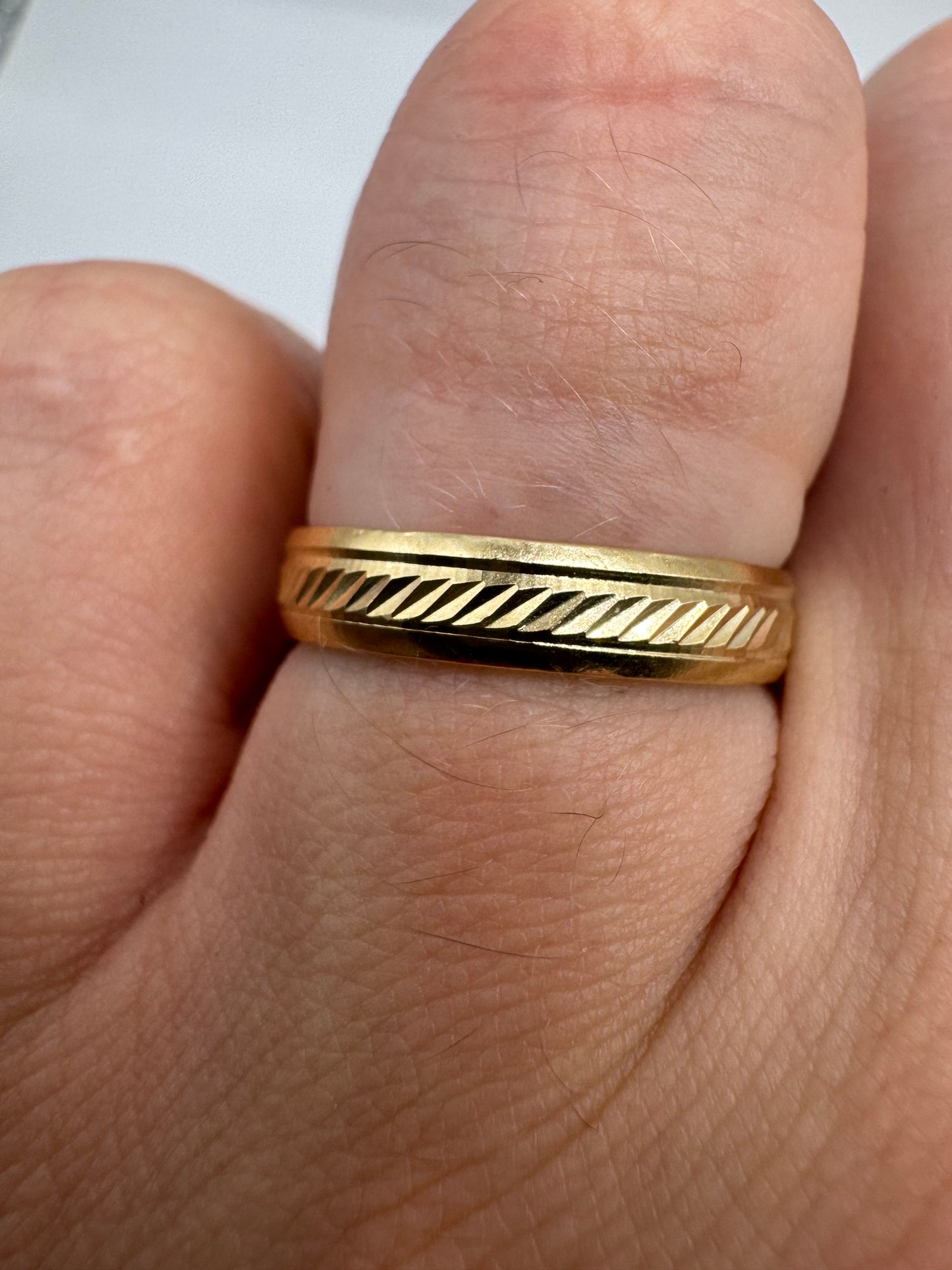 9ct gold patterned band