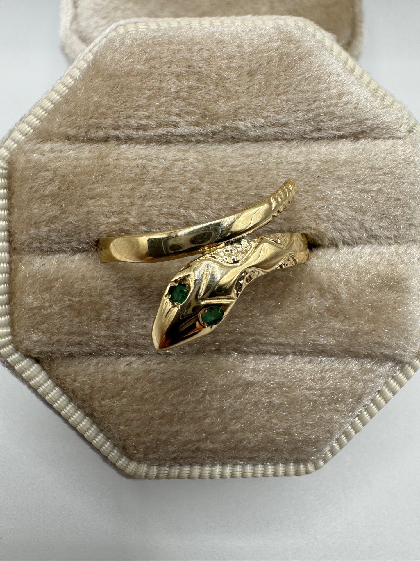 9ct gold emerald snake ring