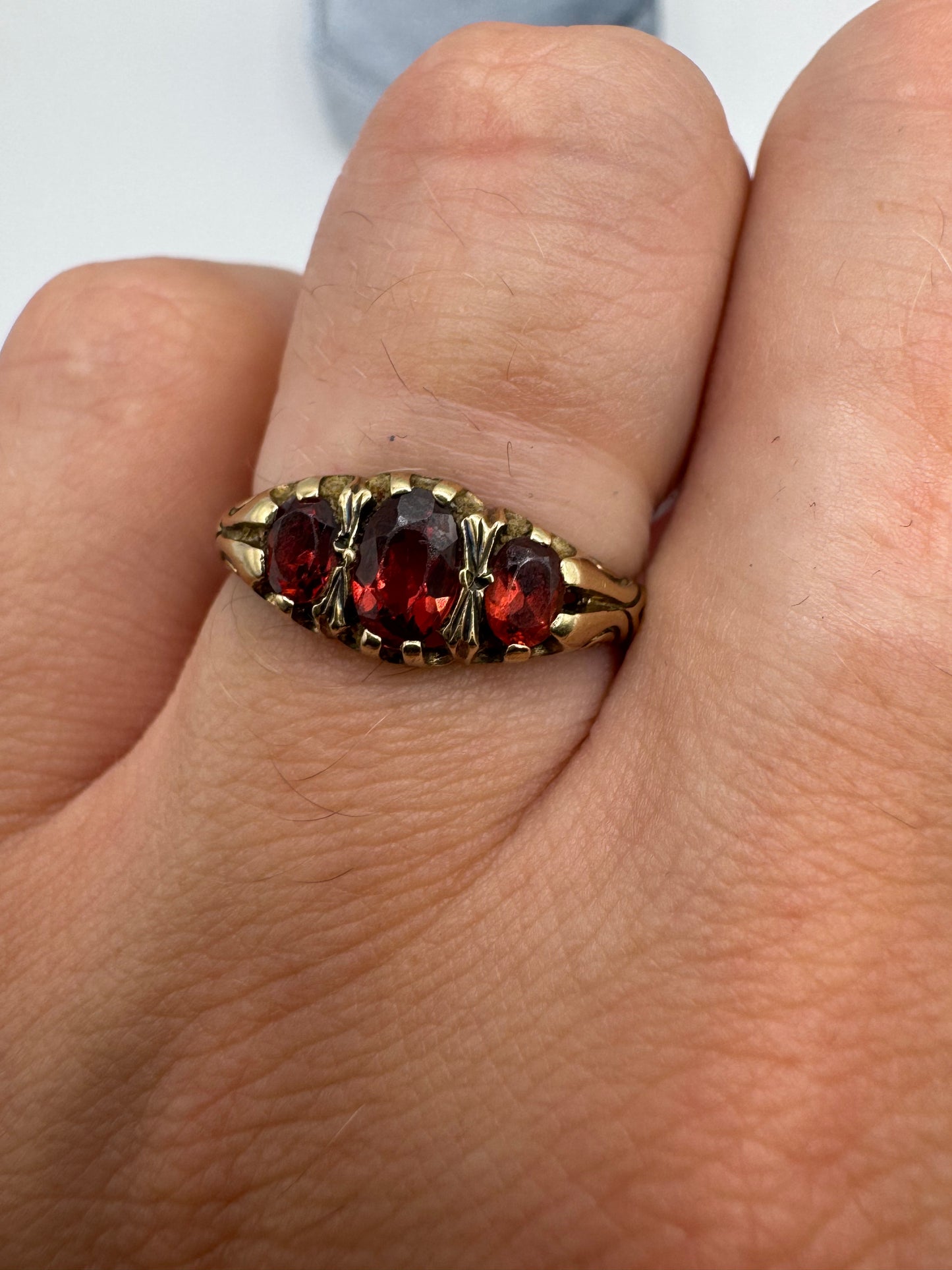 9ct gold garnet ring