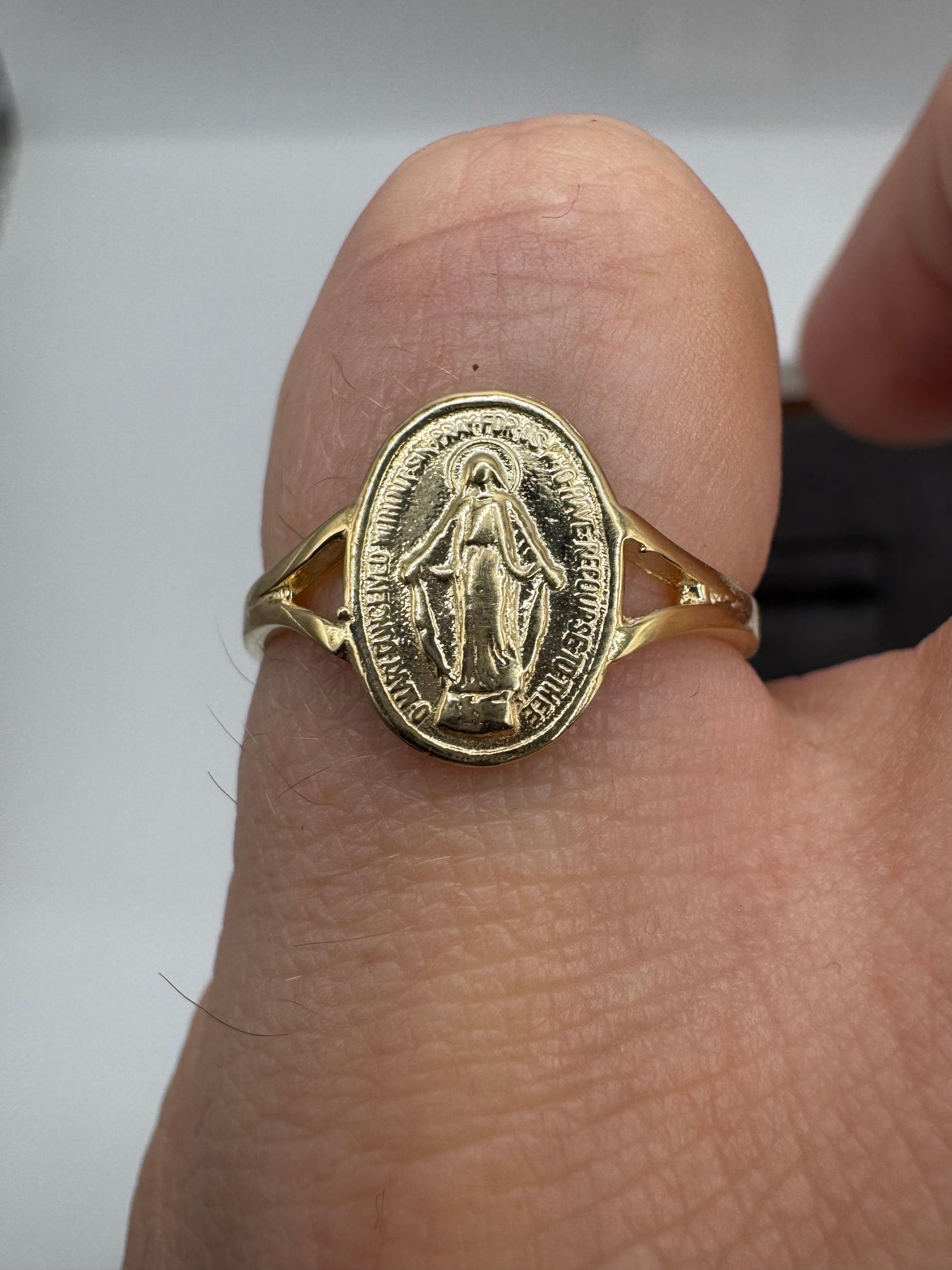 9ct gold St Mary ring