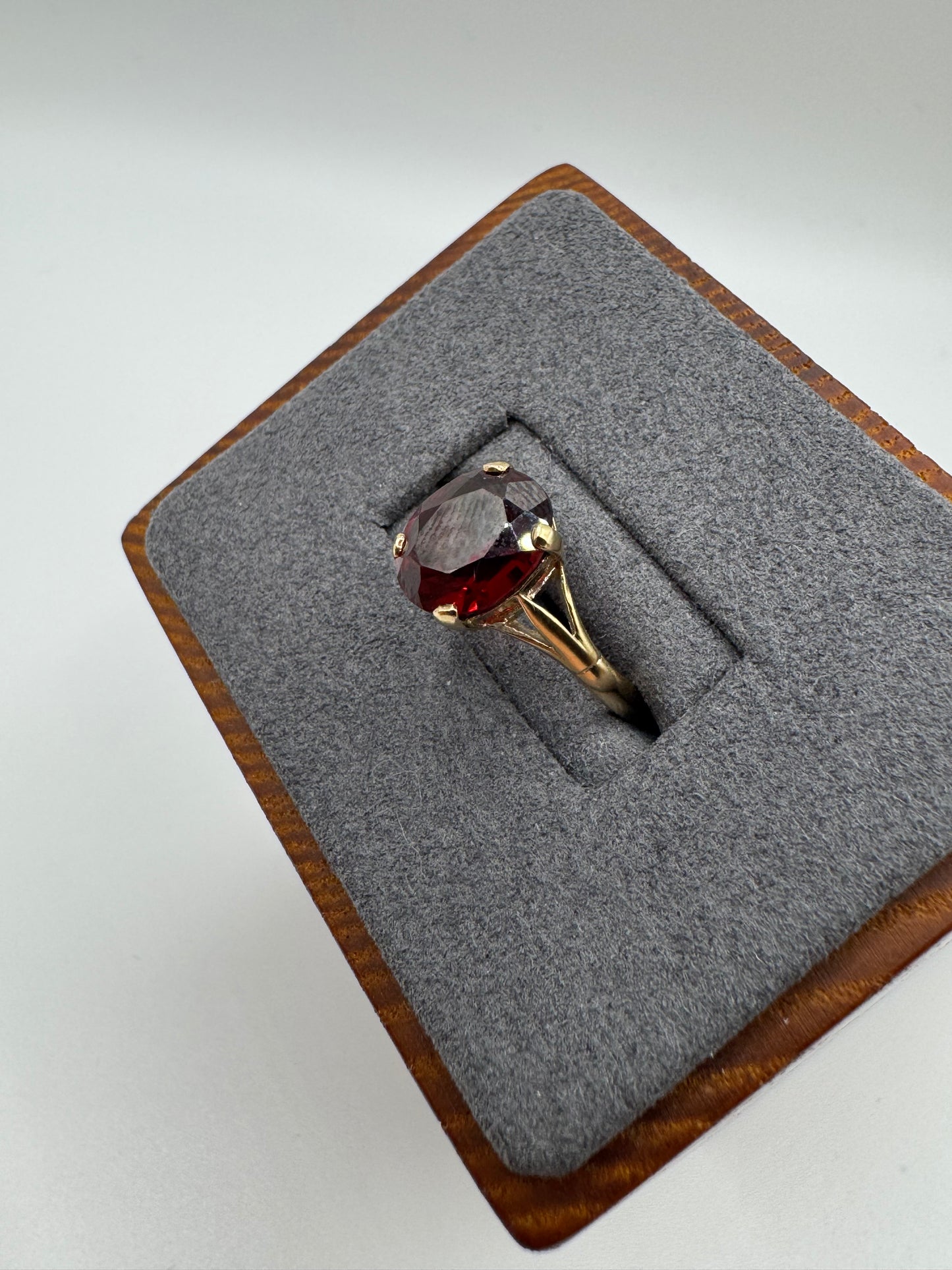 9ct gold garnet ring