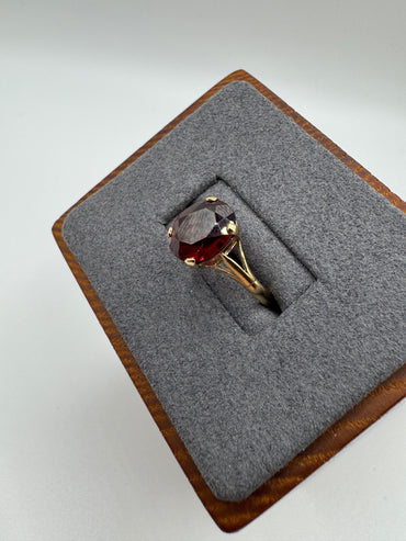 9ct gold garnet ring