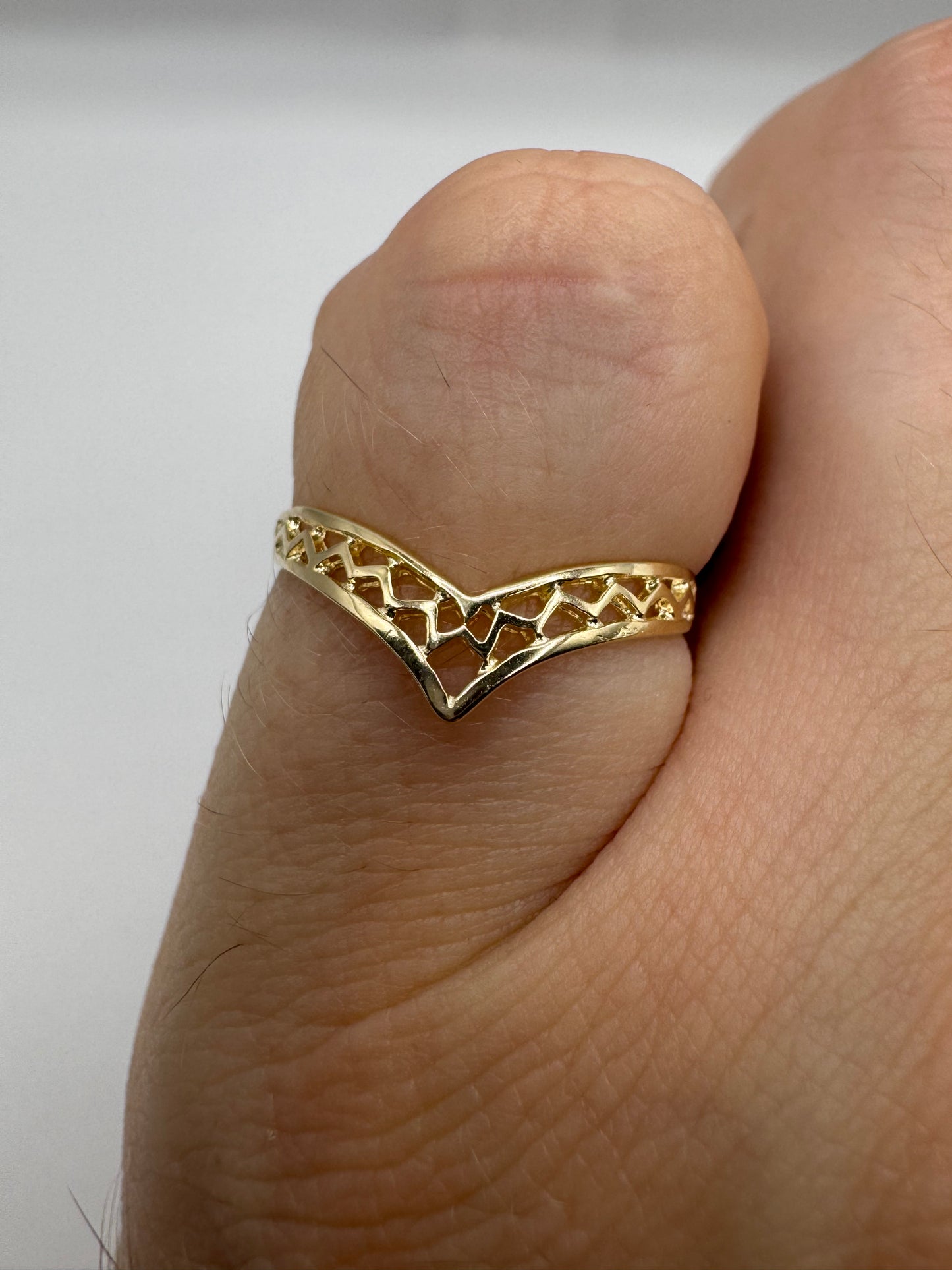 9ct gold patterned wishbone ring