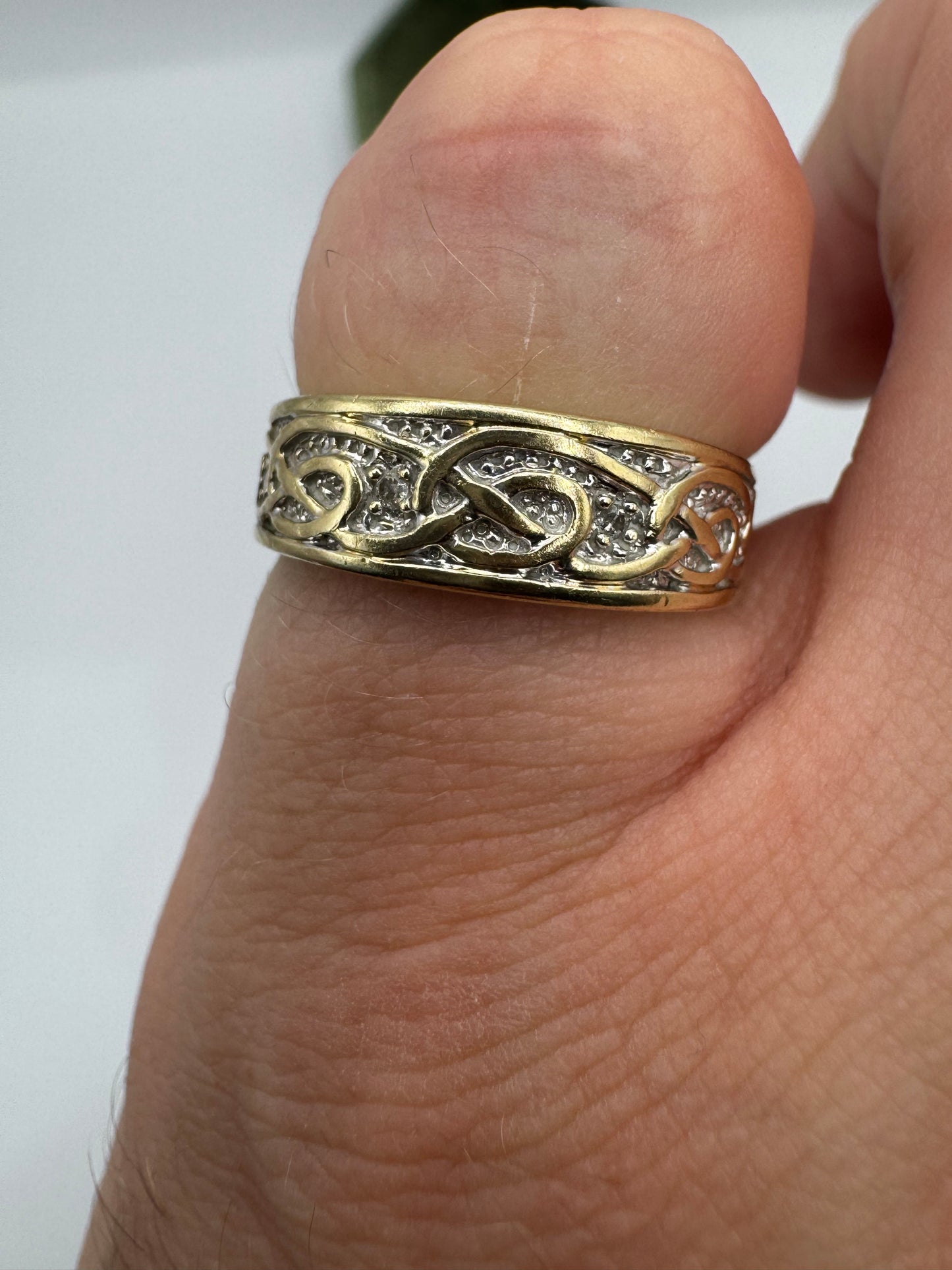 9ct gold patterned diamond ring