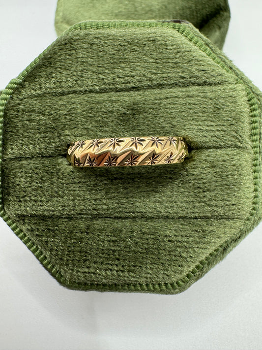 9ct gold patterned band