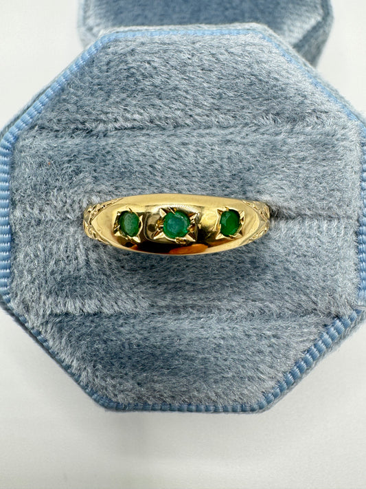 9ct gold engraved emerald gypsy ring