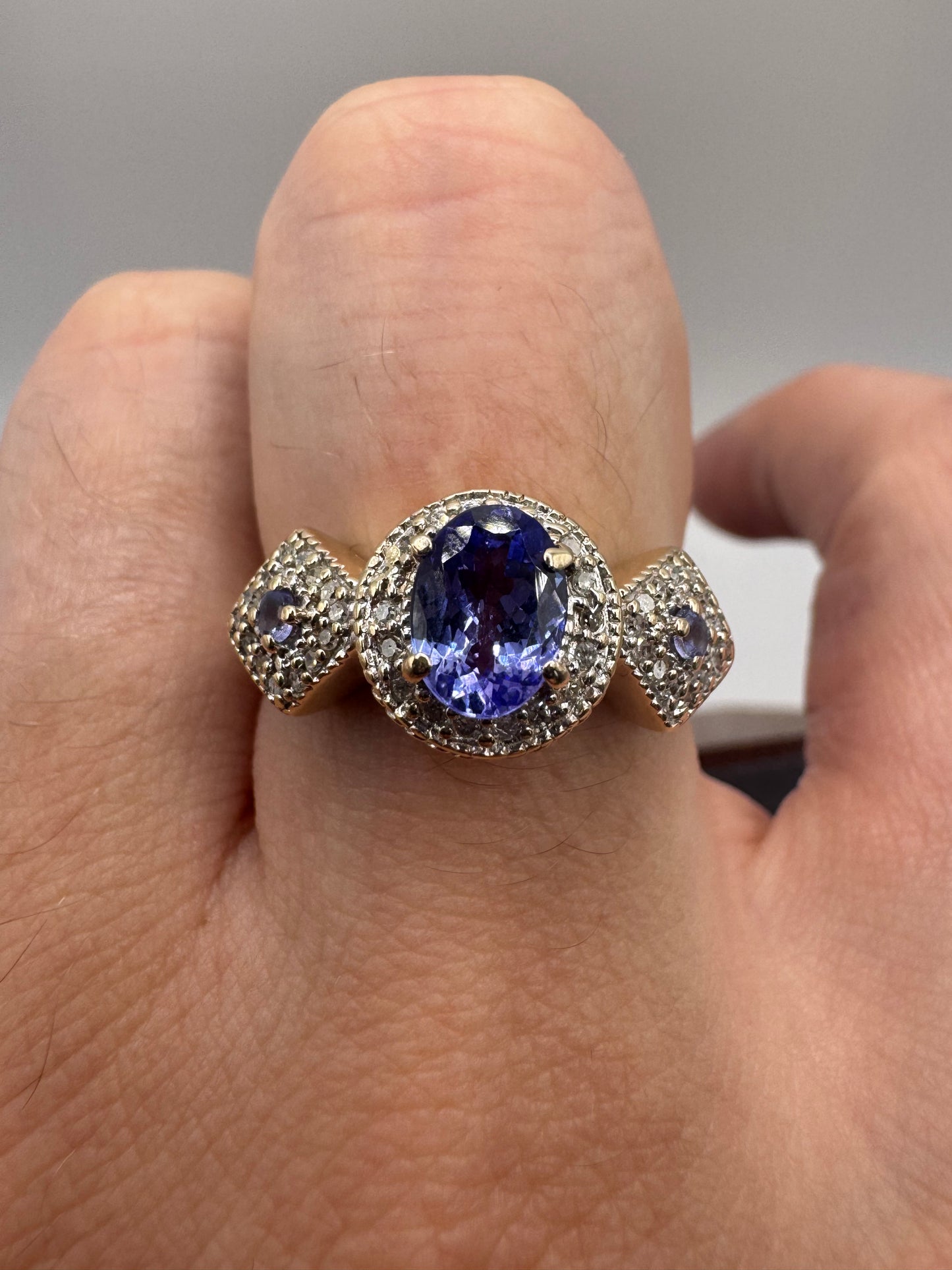 9ct gold tanzanite and diamond ring
