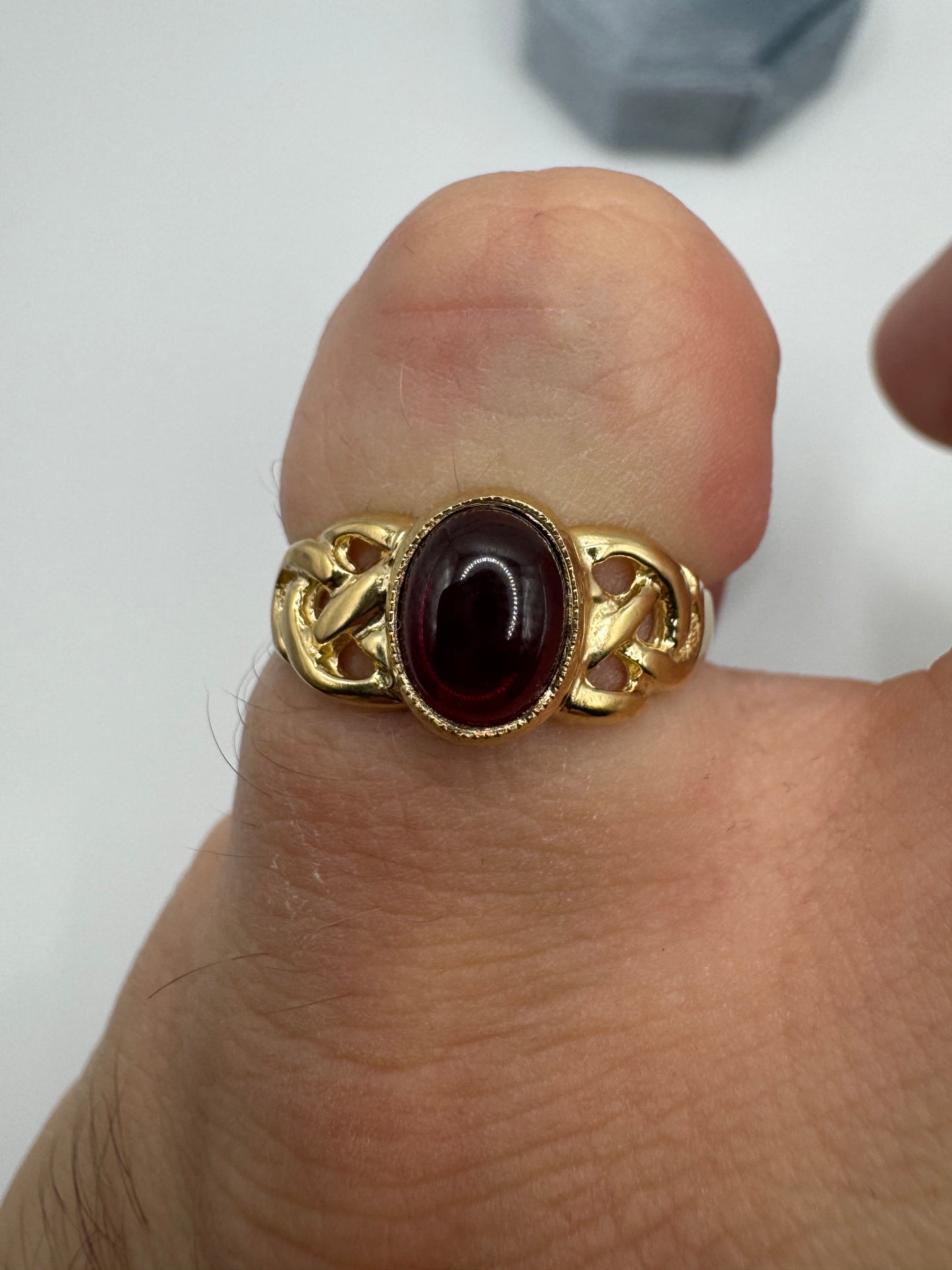 9ct gold cabochon garnet ring