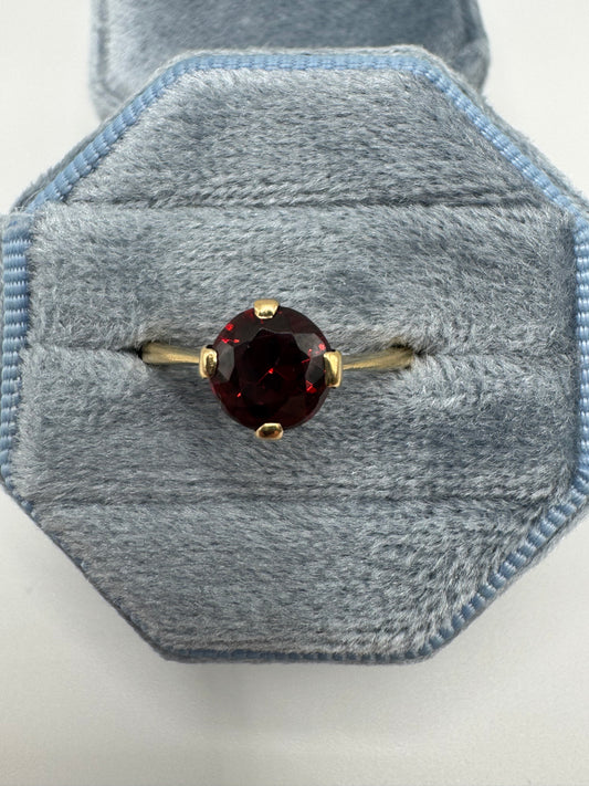 9ct gold garnet ring
