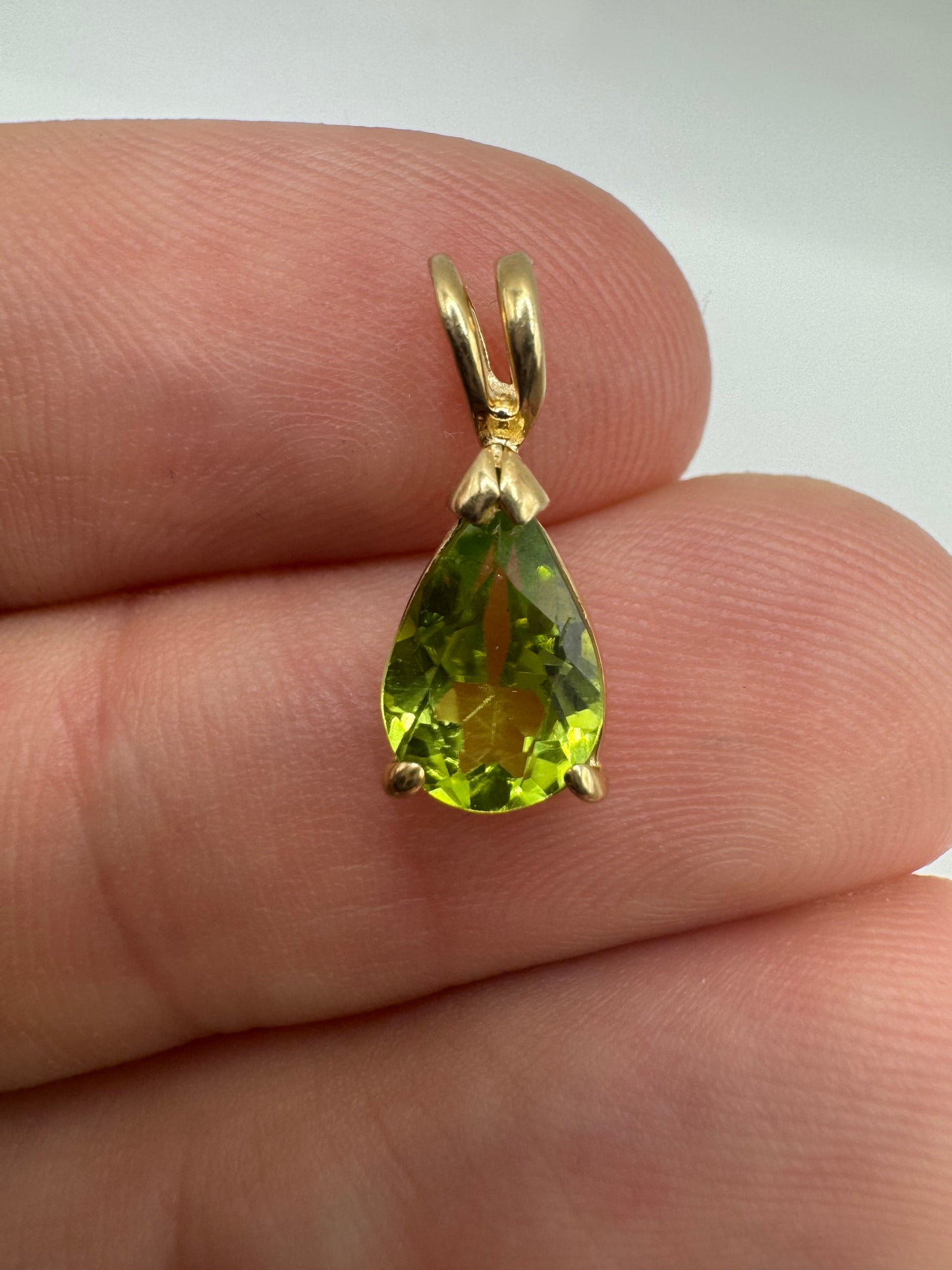9ct gold peridot pendant
