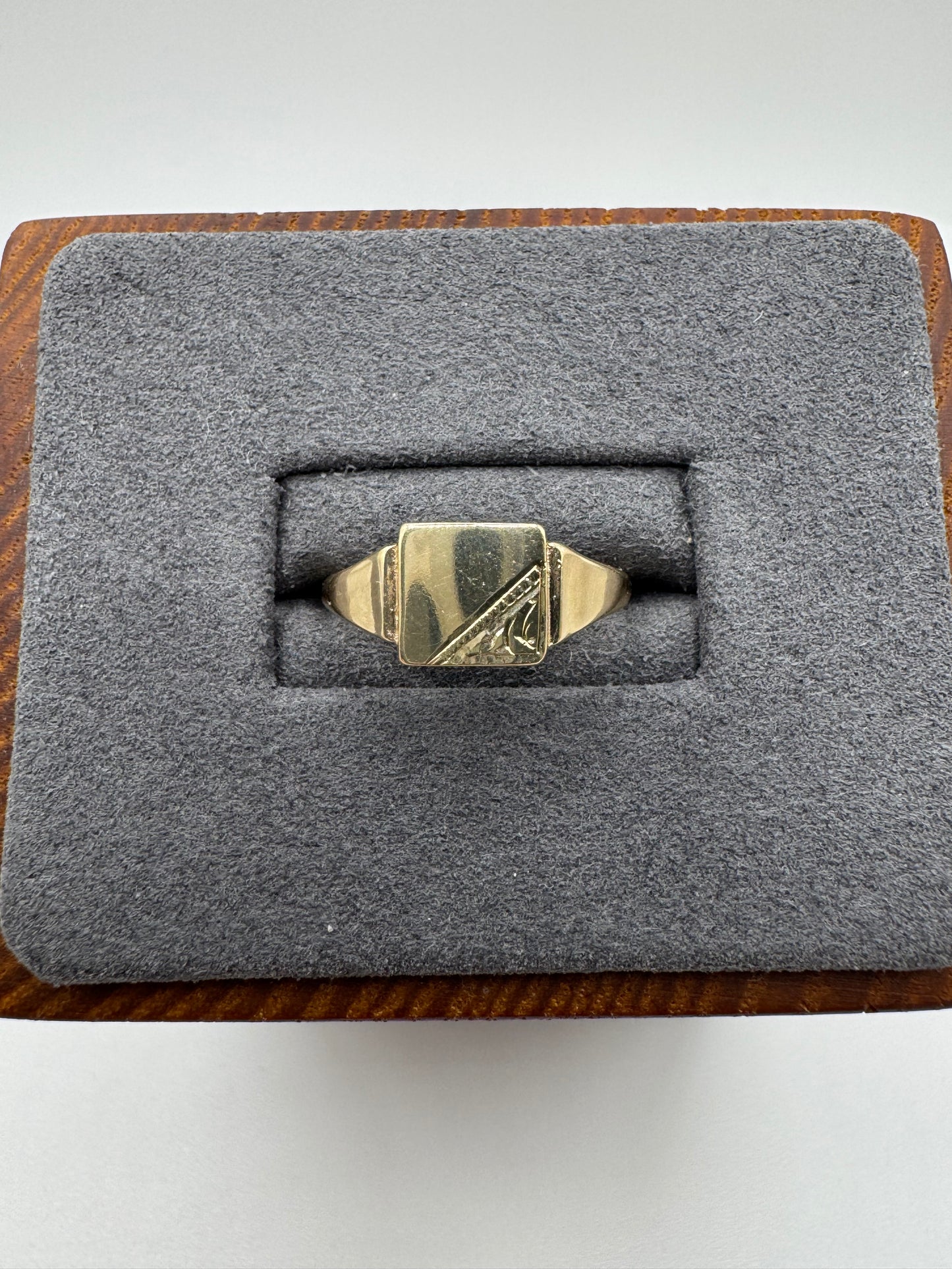 9ct gold engraved signet ring
