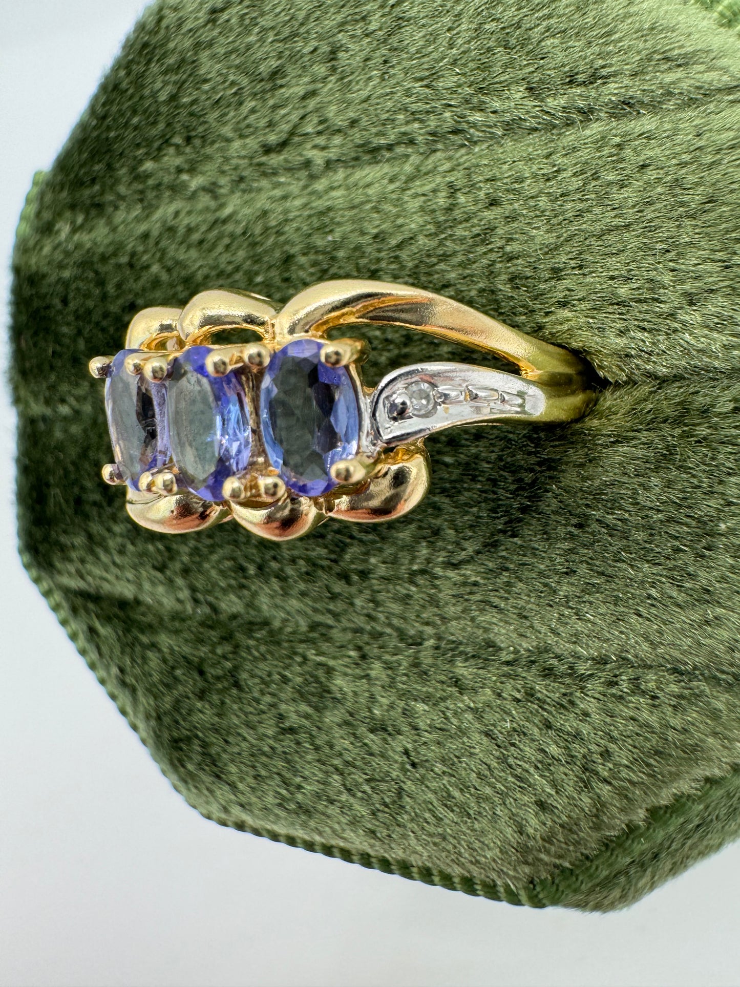9ct gold tanzanite and diamond ring