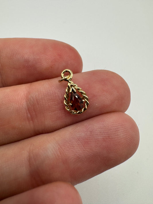 9ct gold garnet pendant