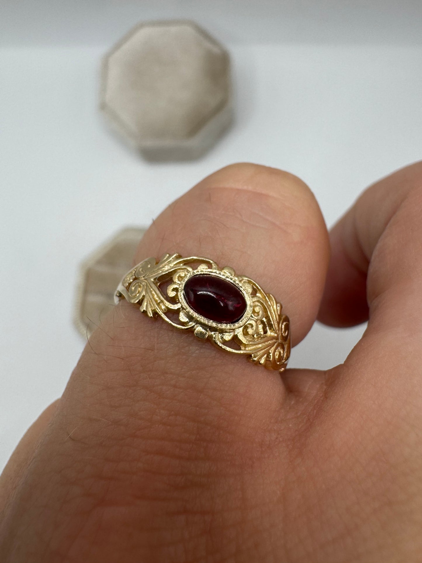 9ct gold cabochon garnet ring