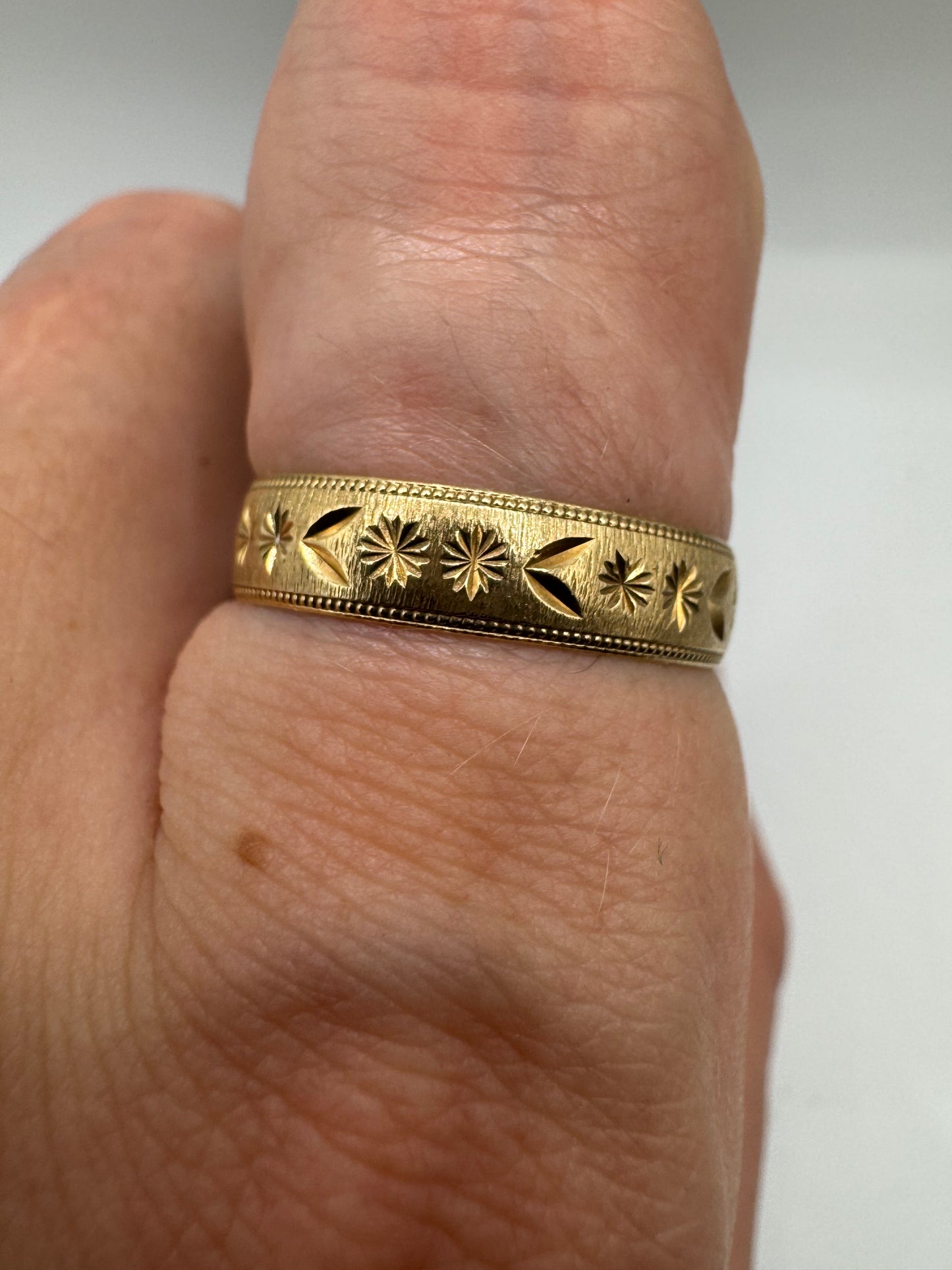 9ct gold patterned band
