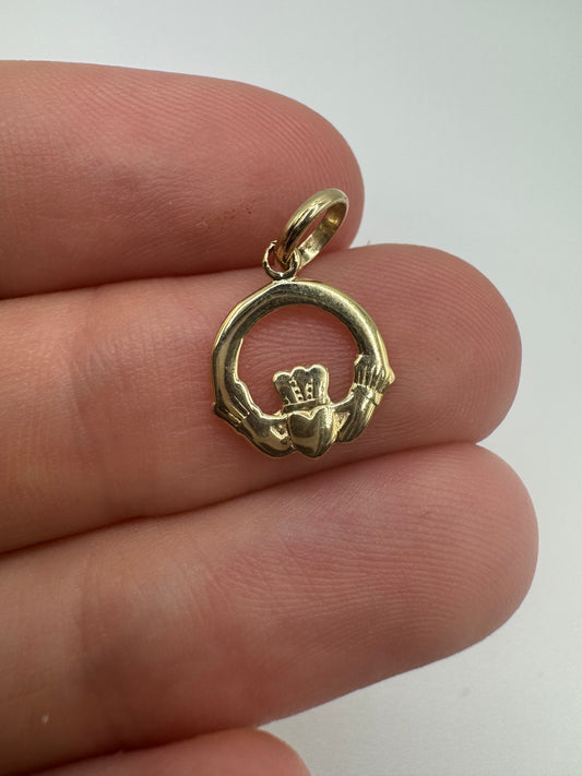 9ct gold claddagh pendant