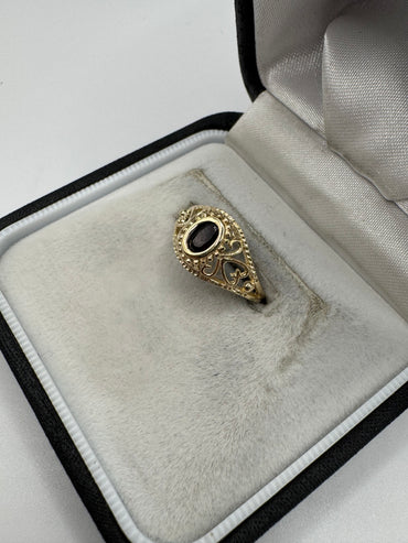 9ct gold garnet ring