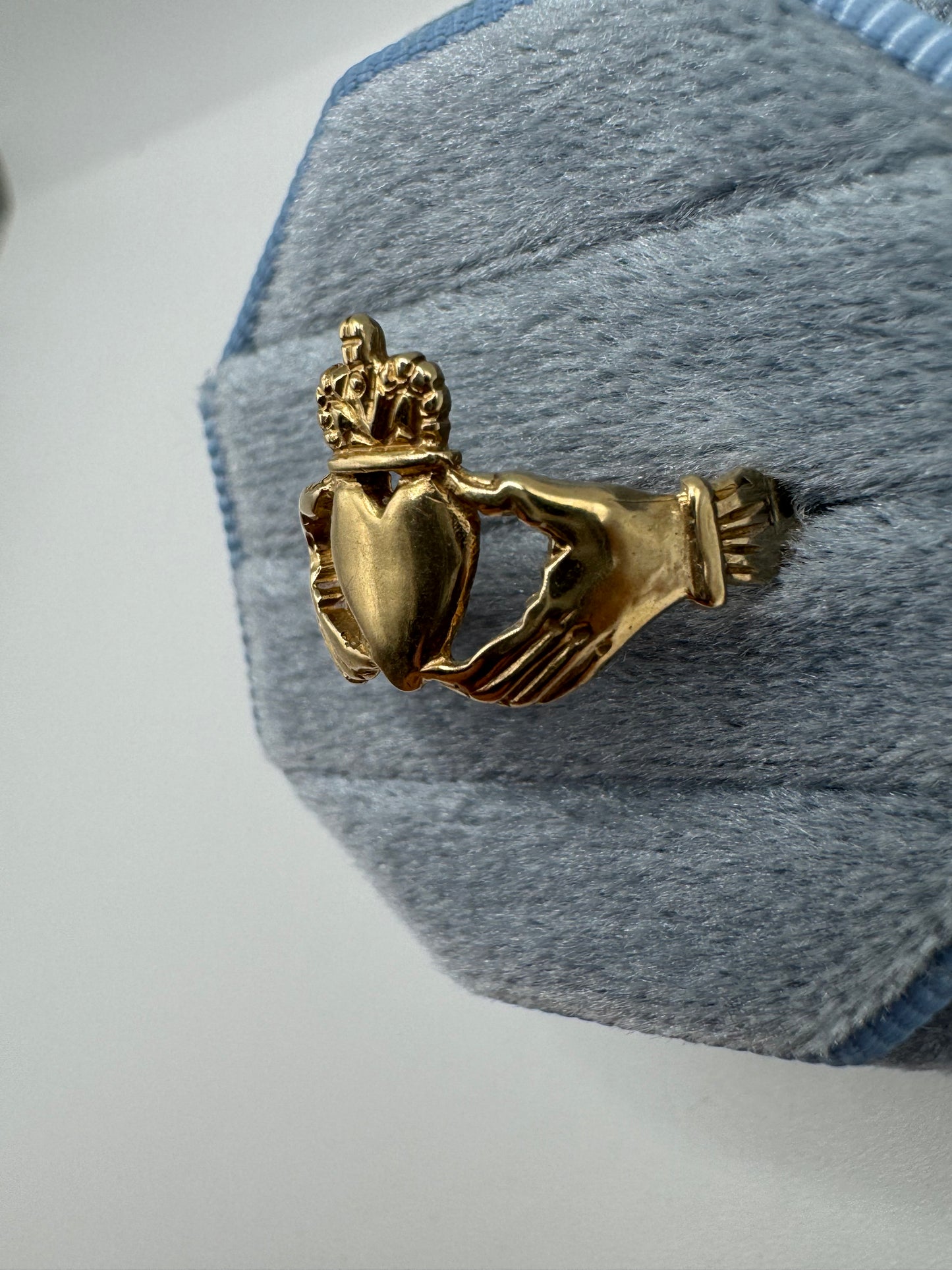 9ct gold claddagh ring
