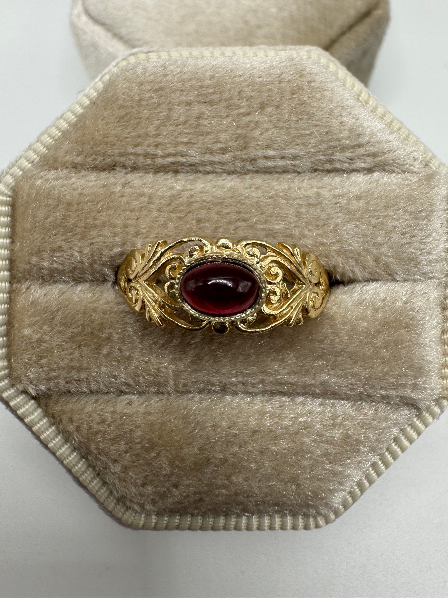 9ct gold cabochon garnet ring