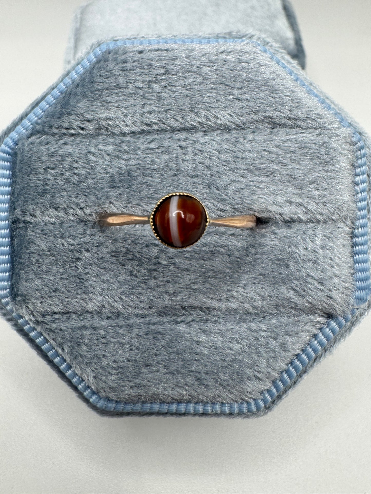 Antique 9ct rose gold banded agate ring