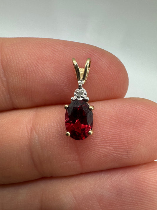 9ct gold garnet and diamond pendant