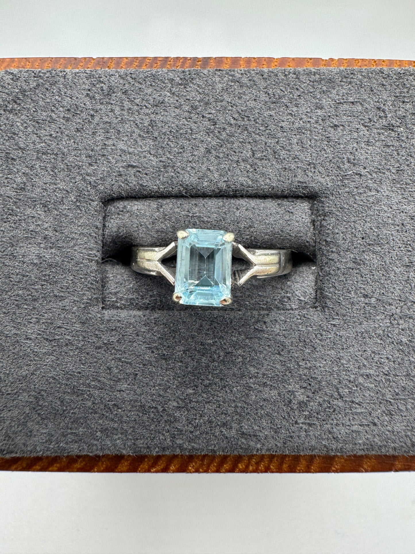 9ct white gold topaz ring