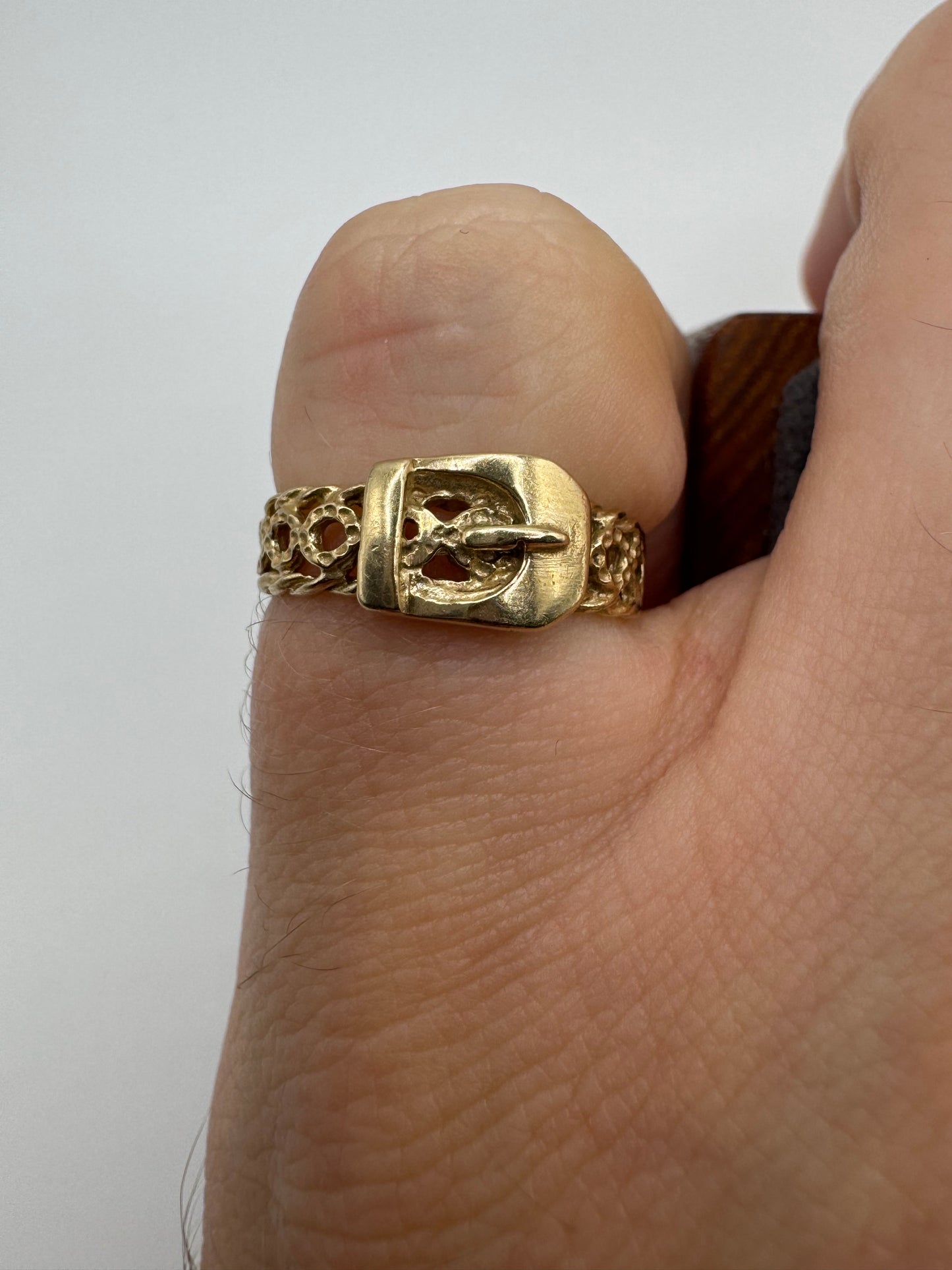 9ct gold buckle ring
