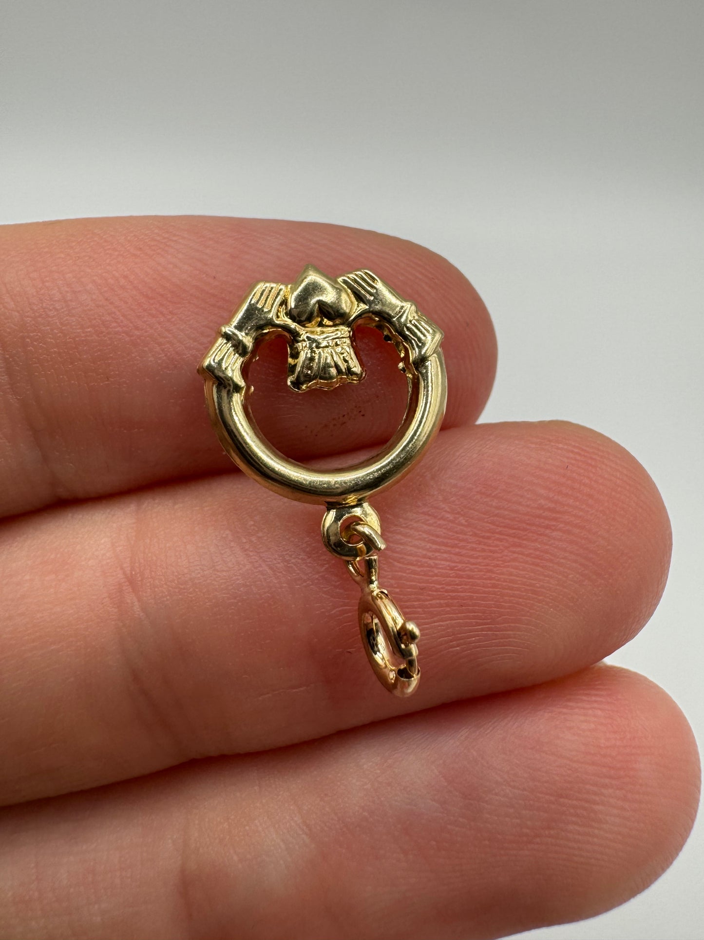 9ct gold claddagh pendant