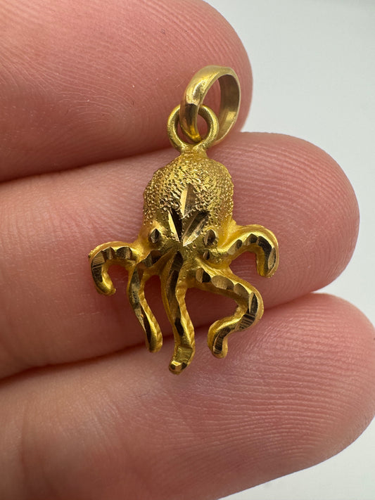 18ct gold octopus pendant