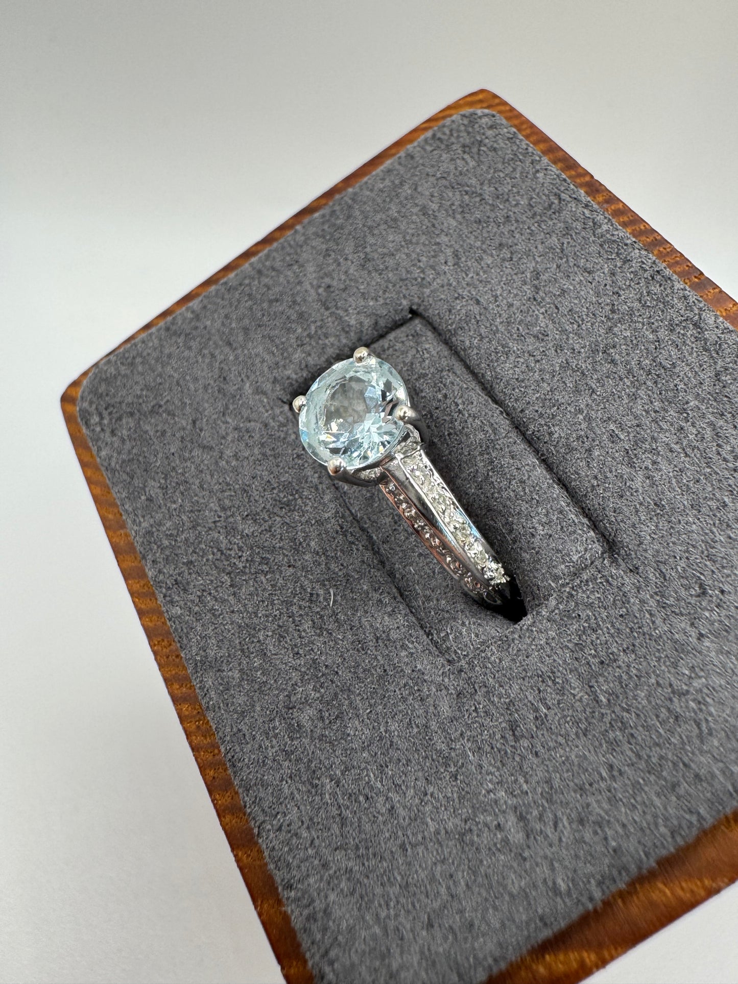 9ct white gold aquamarine and diamond ring