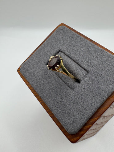 9ct gold garnet ring