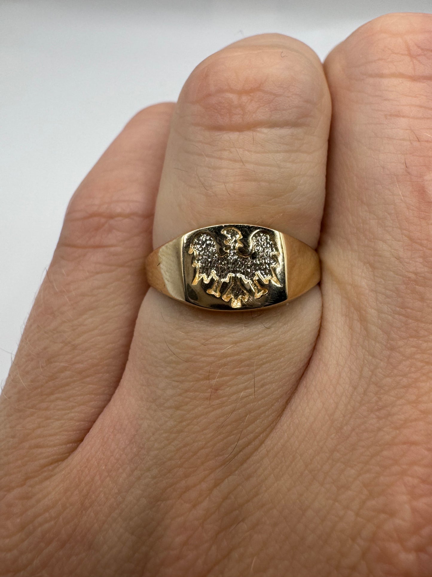 9ct gold crest signet ring