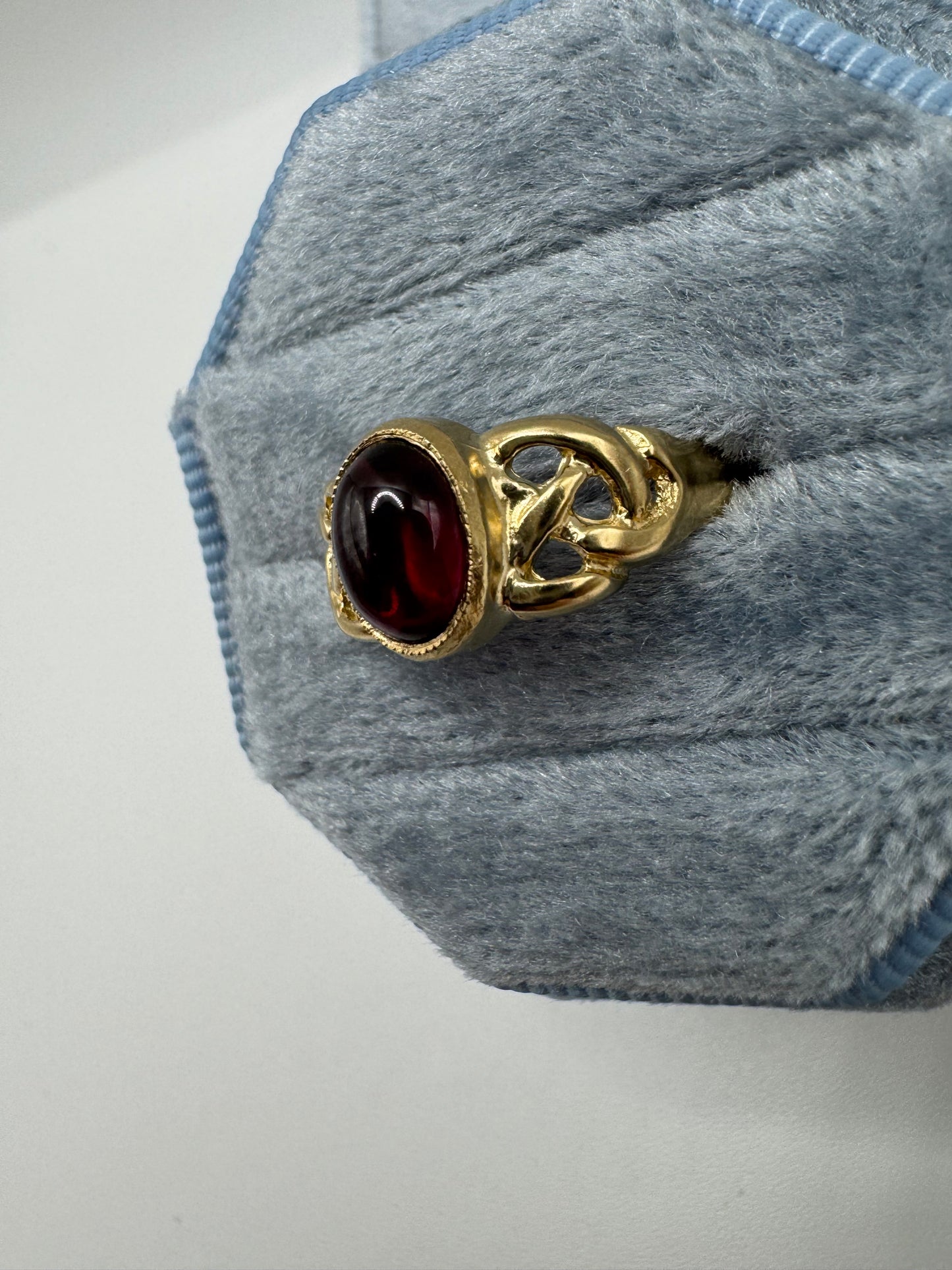 9ct gold cabochon garnet ring